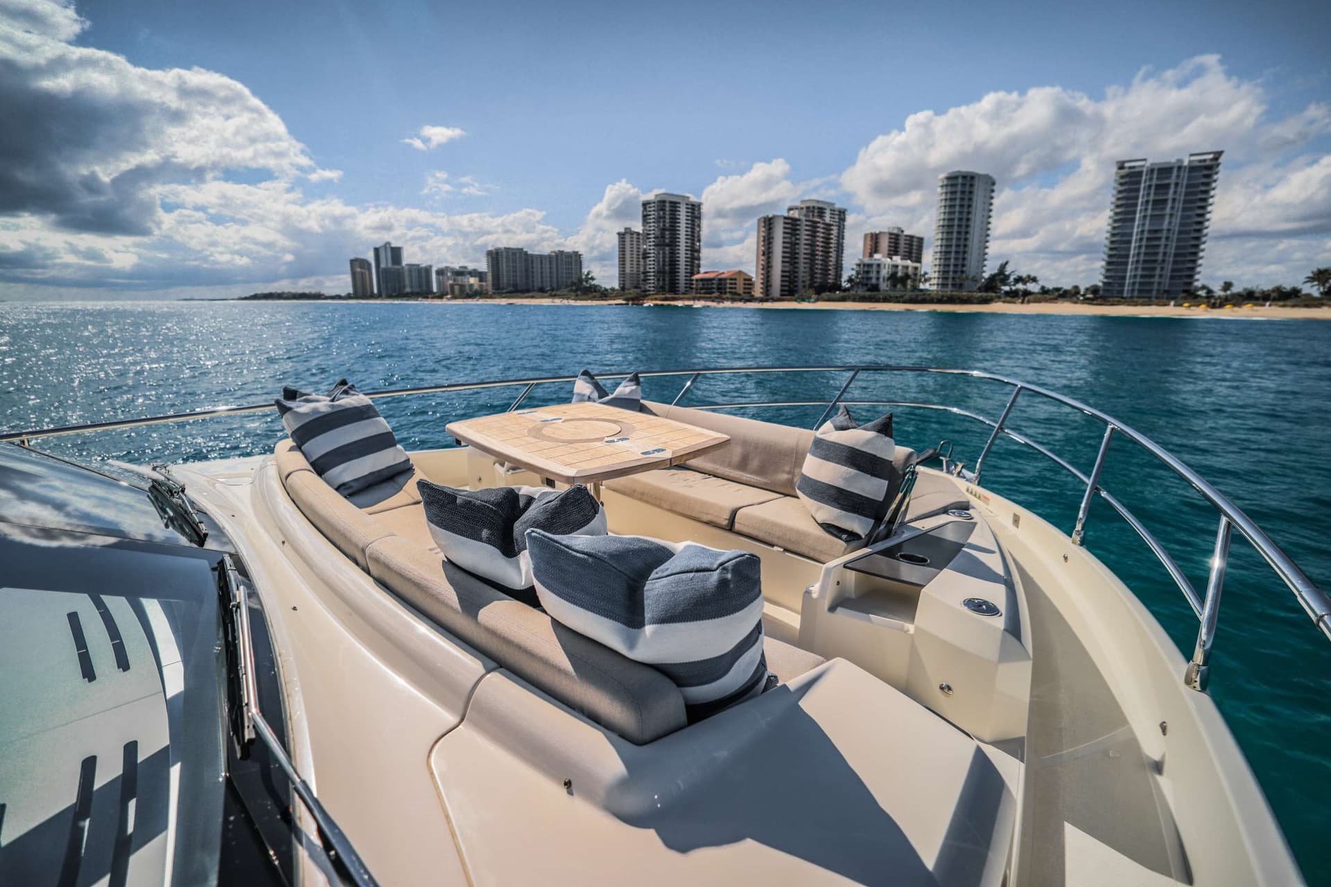 Foredeck Lounge / Dining