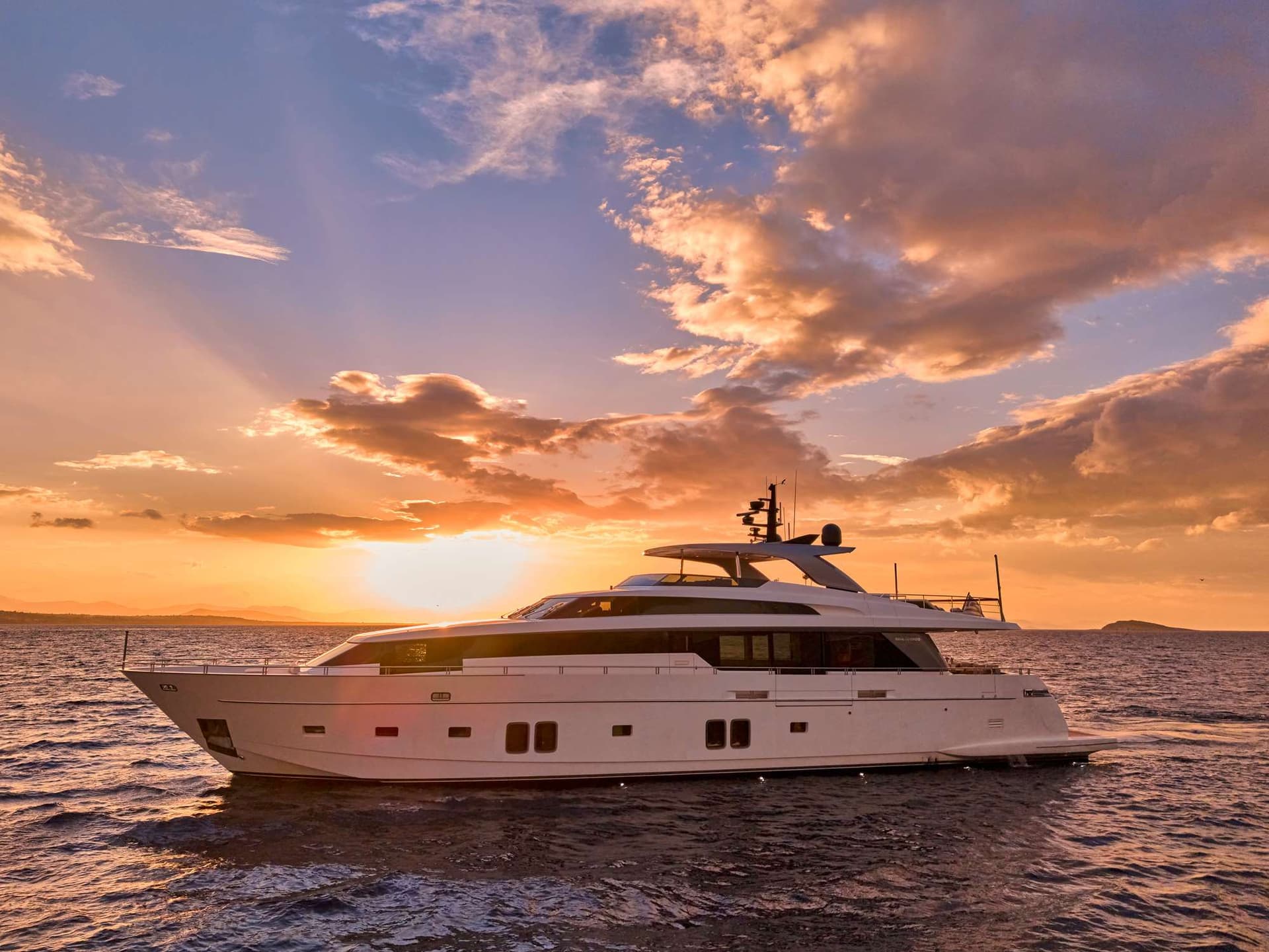 GOLDEN YACHT