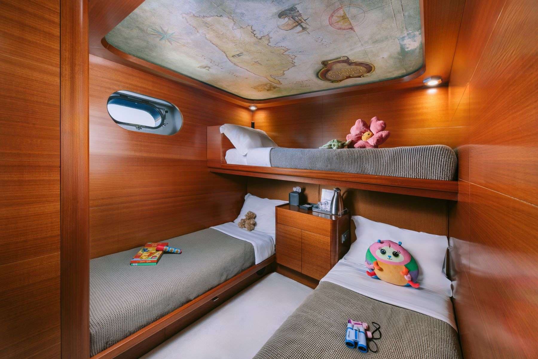 Triple cabin