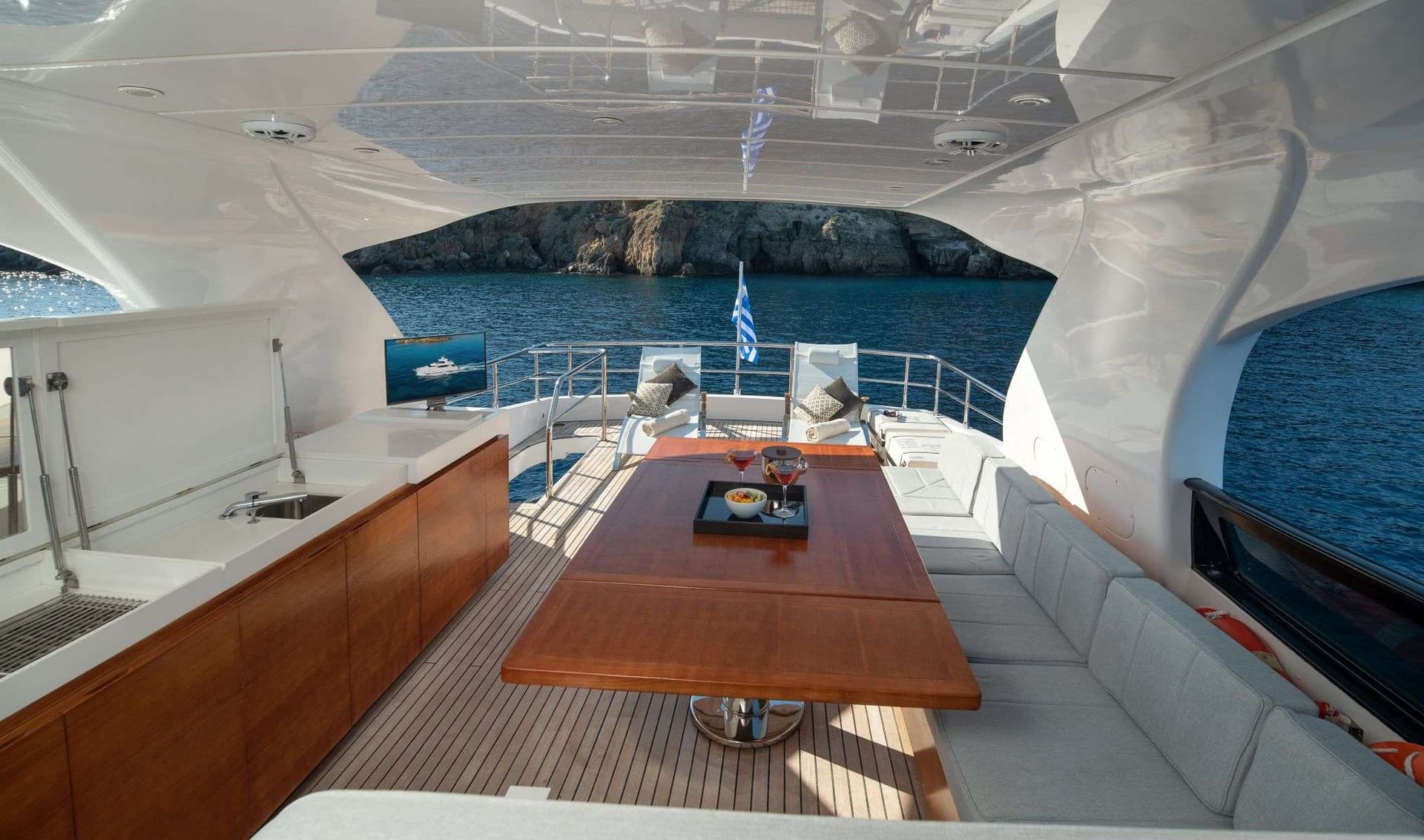 Upper deck dining