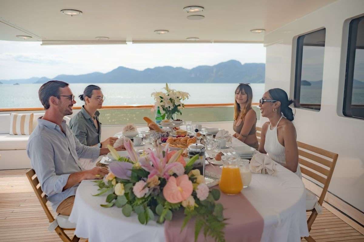 Aft deck alfresco