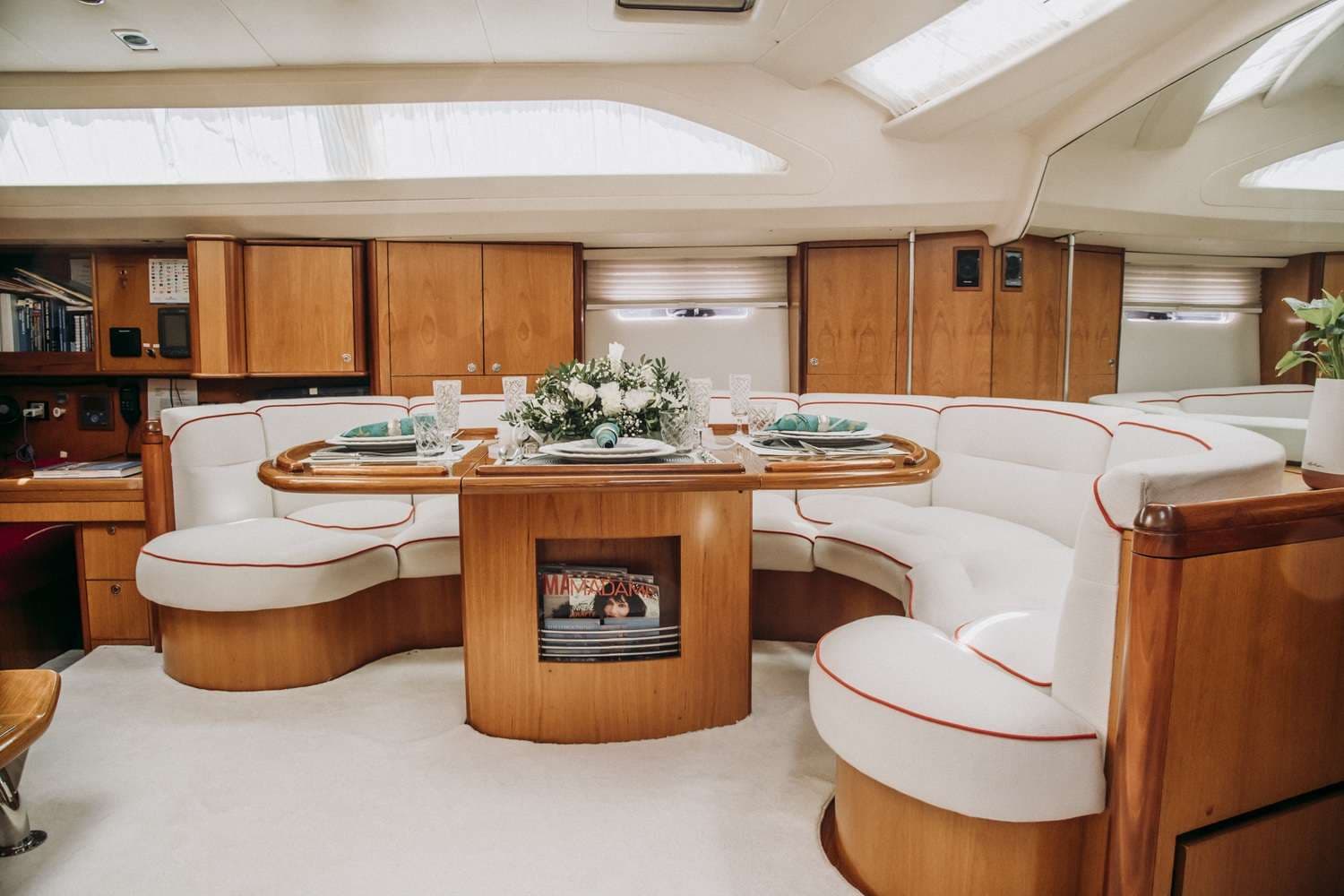 Salon dining & sofa