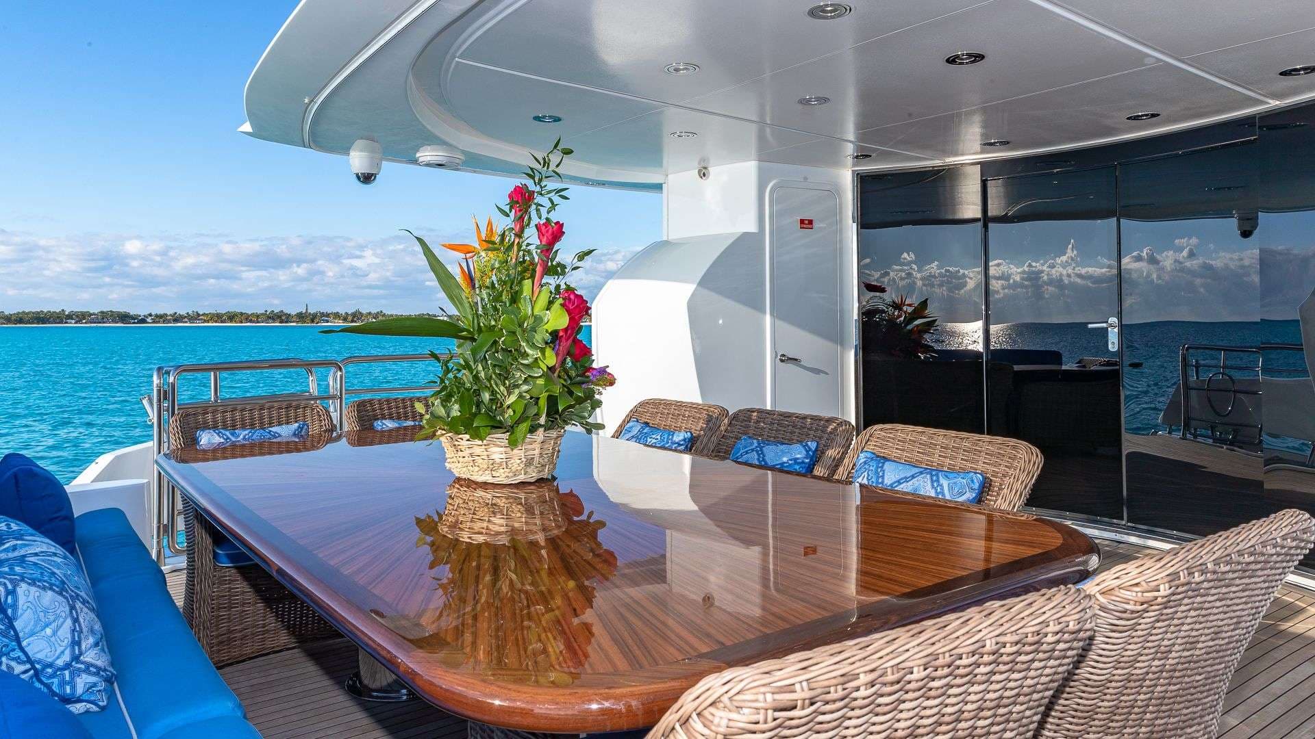 Aft deck dining
