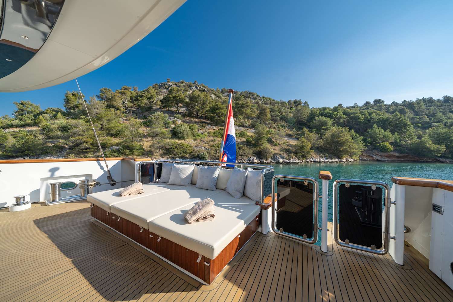 Aft deck seating arae