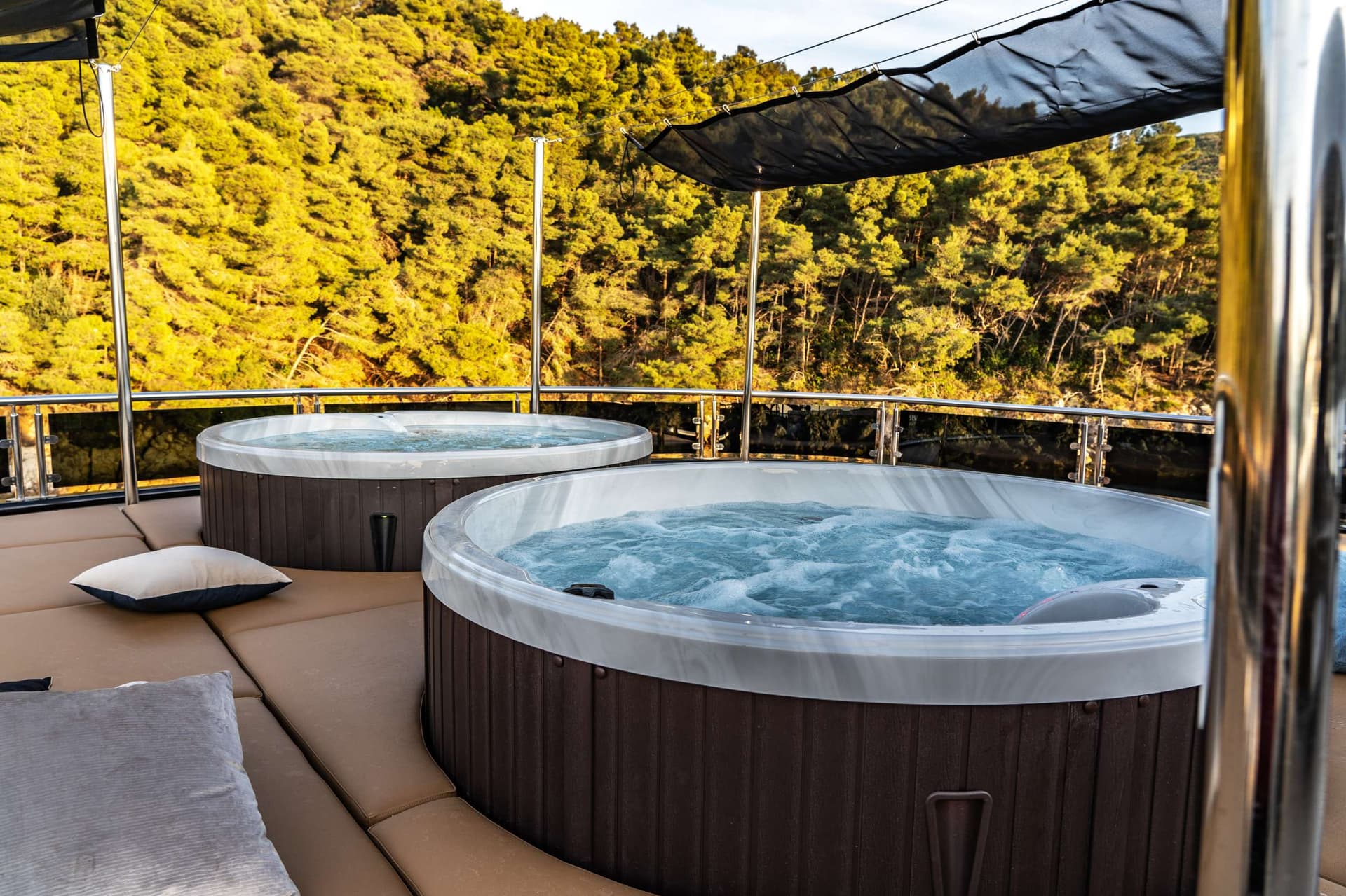 Sundeck Jacuzzi's
