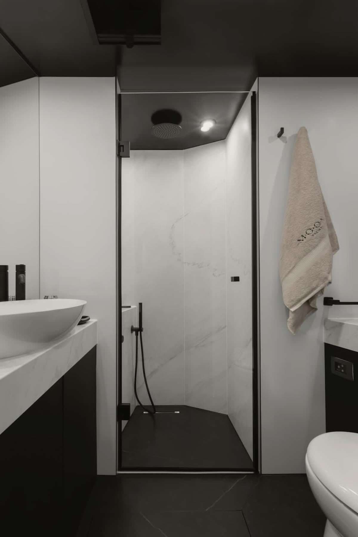 Cabin 2 Bathroom