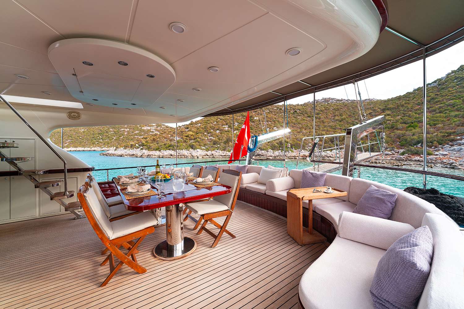 Aft Seating & Lounging