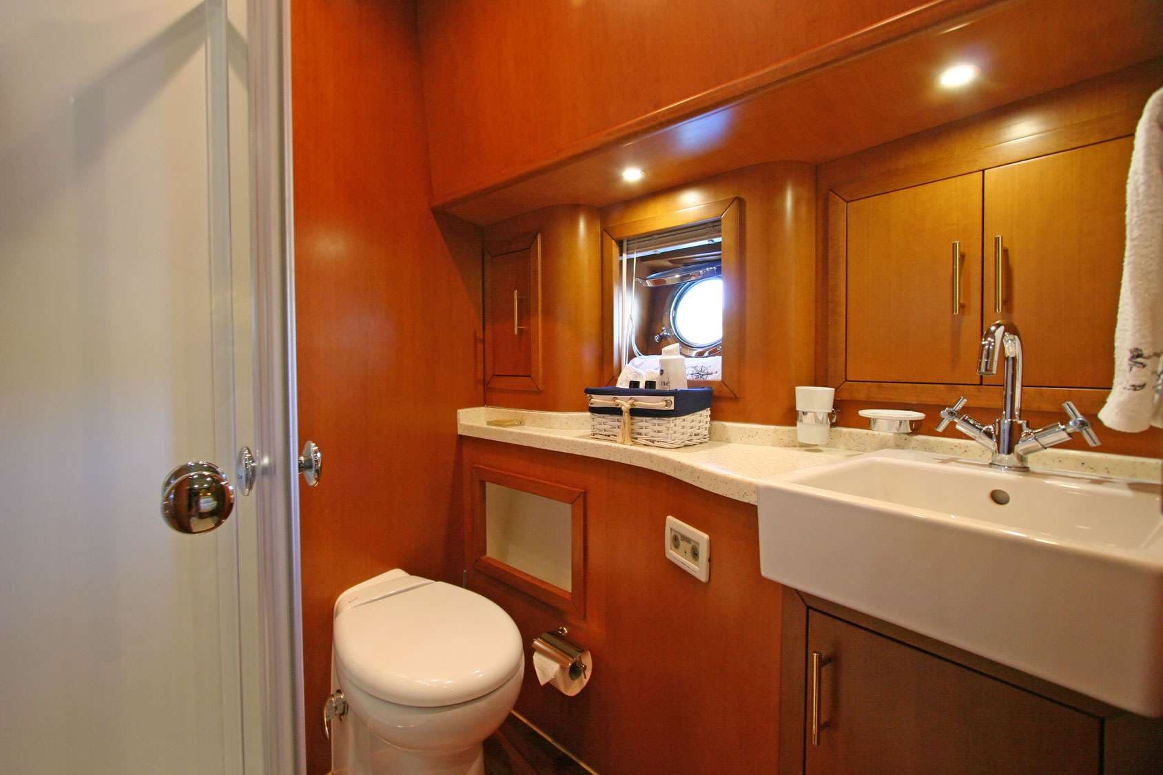 Starboard Double Cabin Bathroom