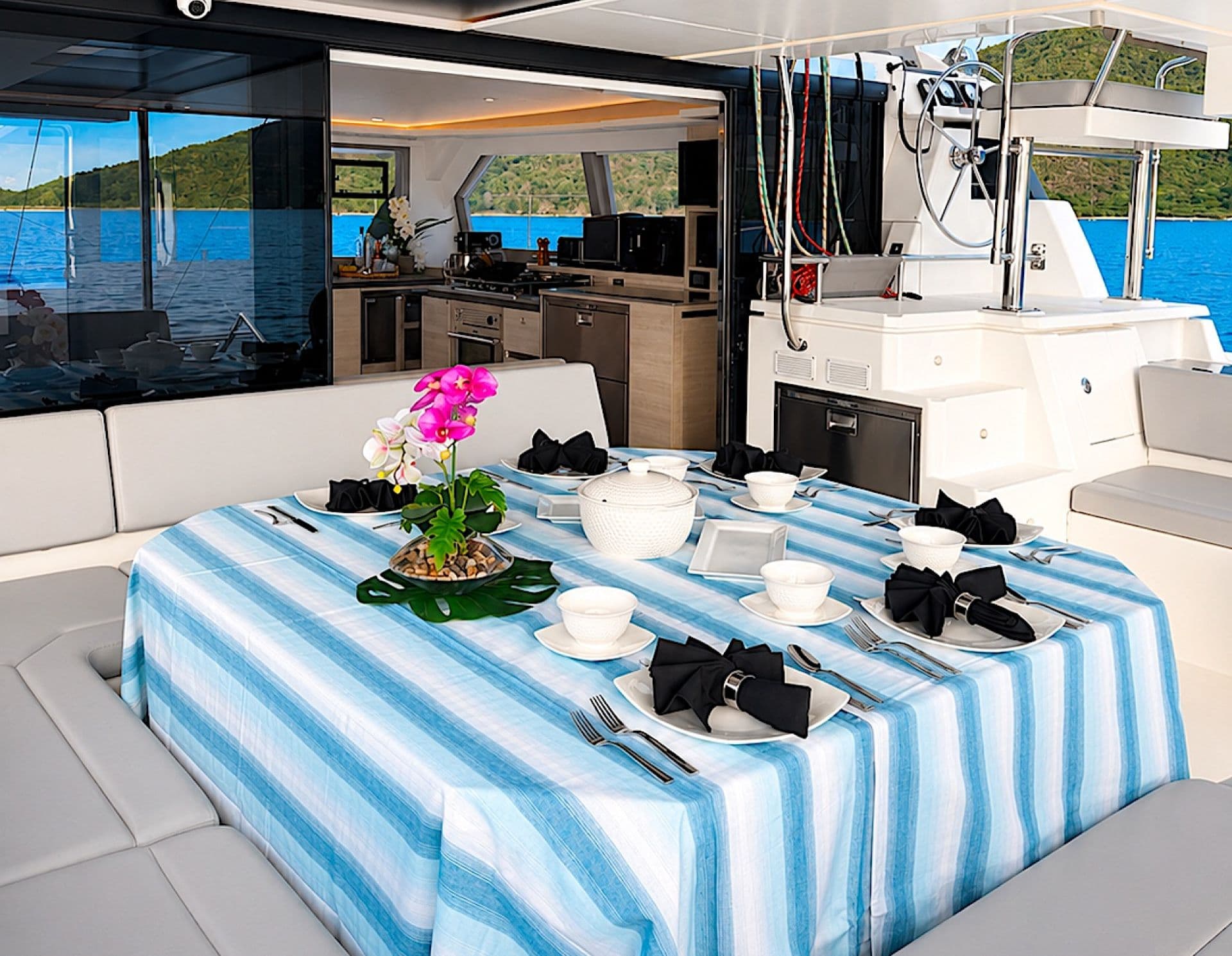 Aft cockpit alfresco dining