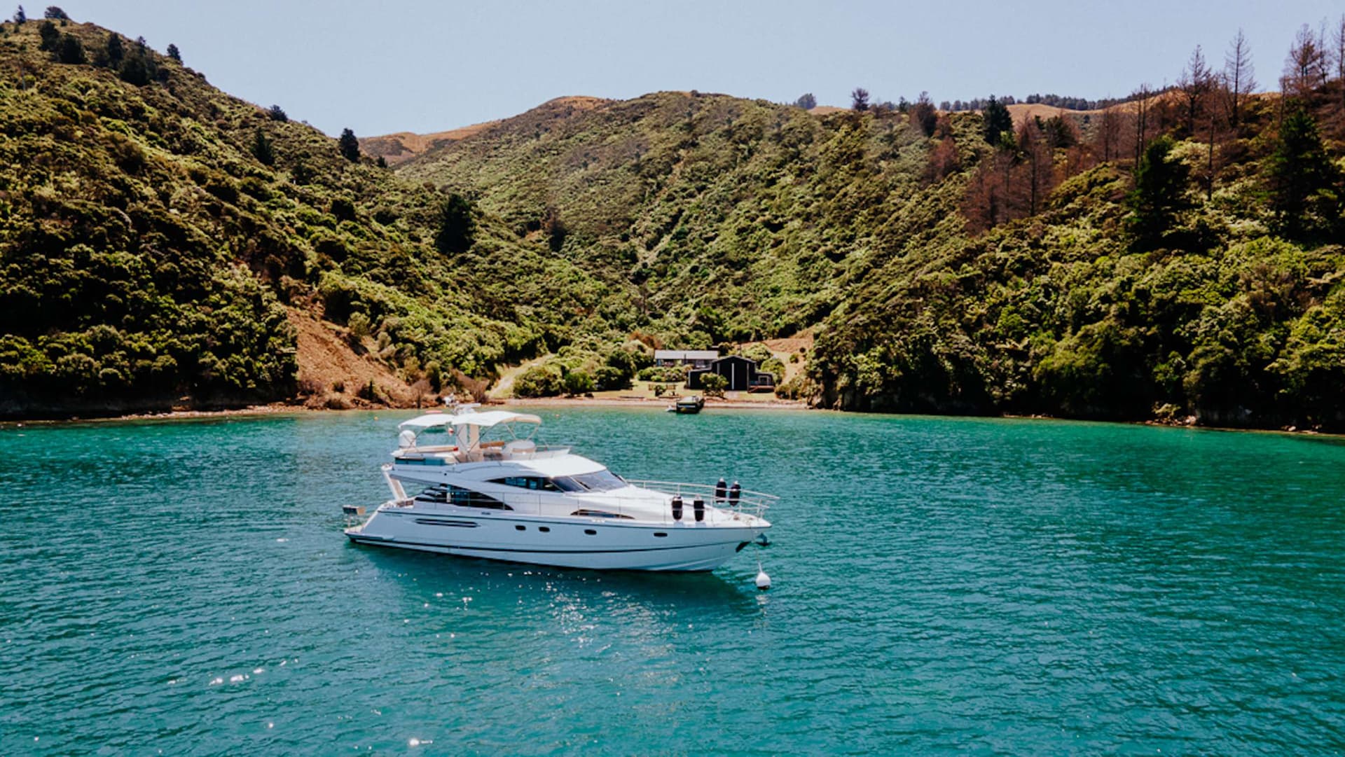 INDIAN SUMMER has an optional shore base which can also be used for acommodation.