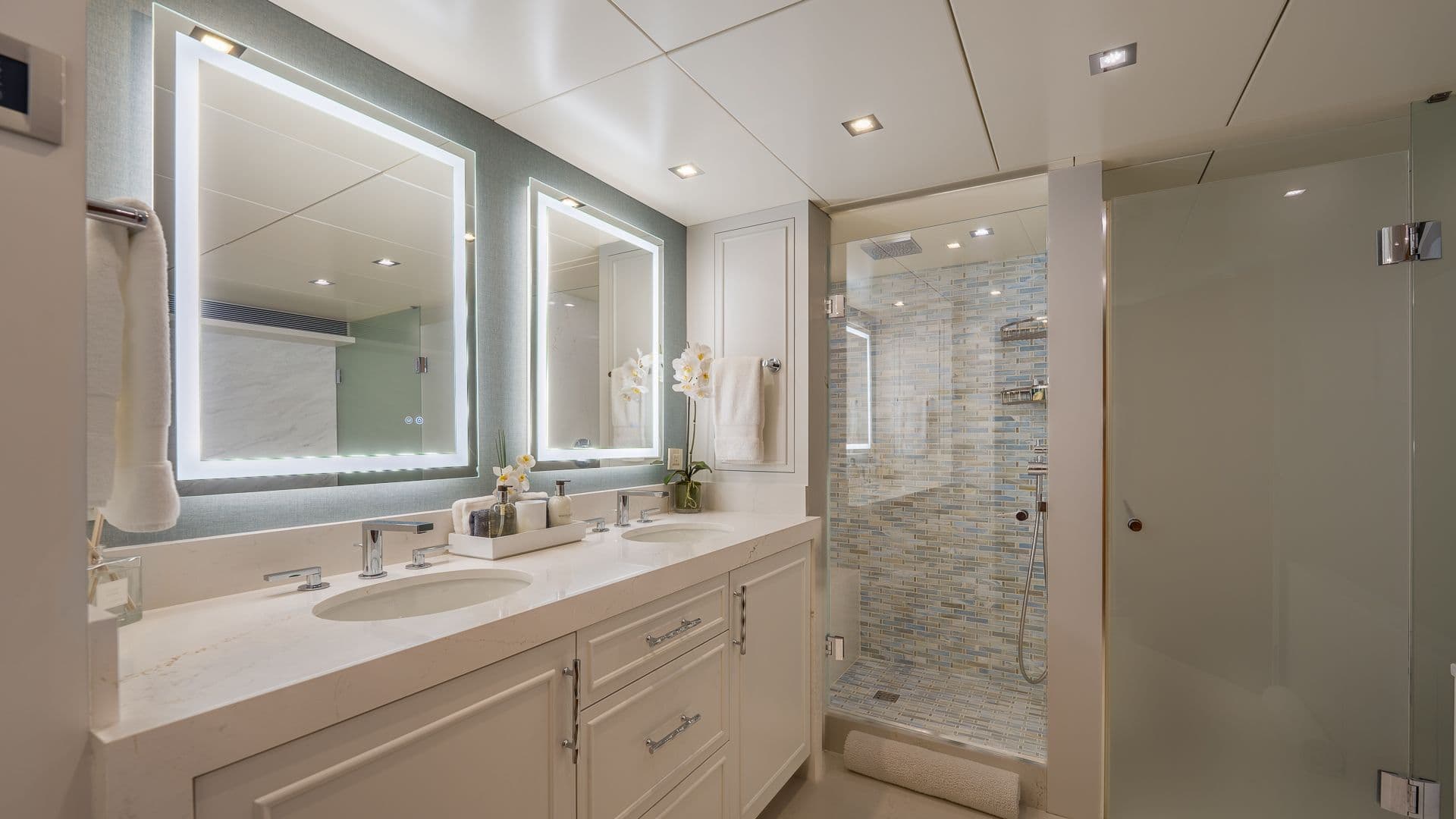 Master En-Suite w His & Hers Sinks, Stand Up Shower and Soaking Tub