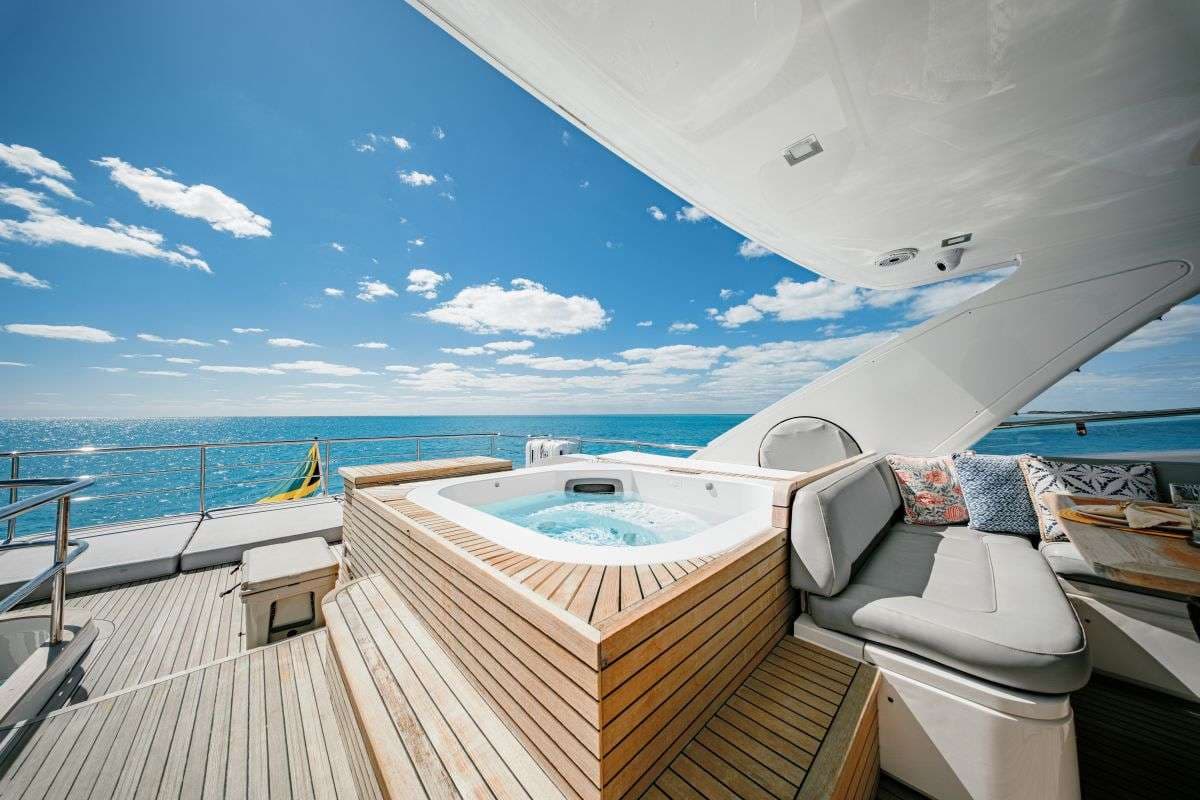 Flybridge with jacuzzi