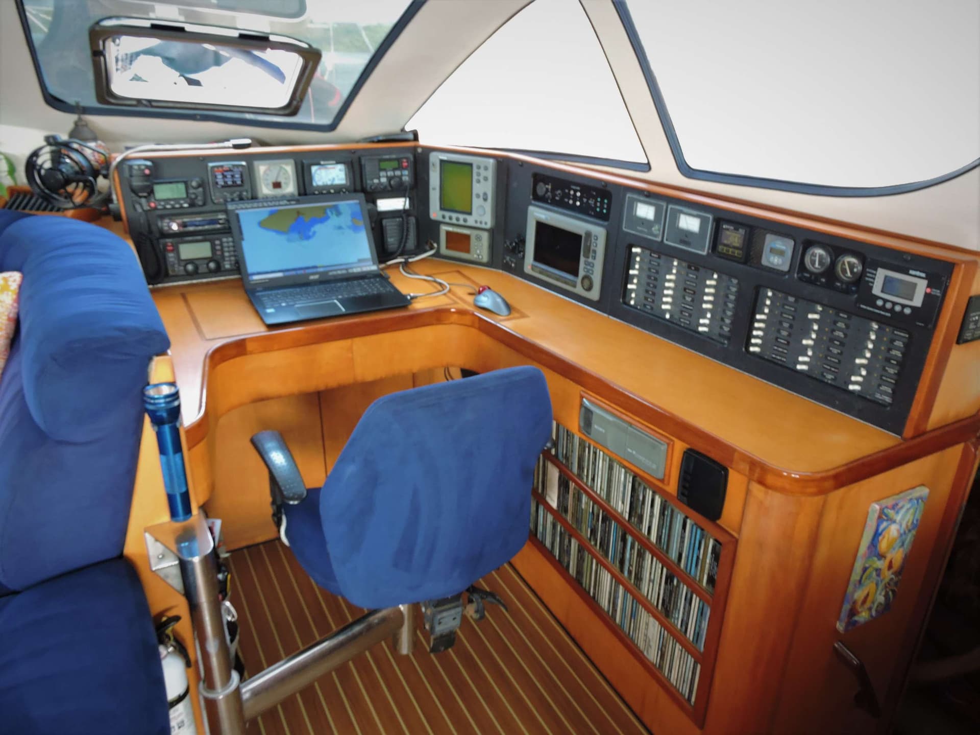 Salon Nav Station