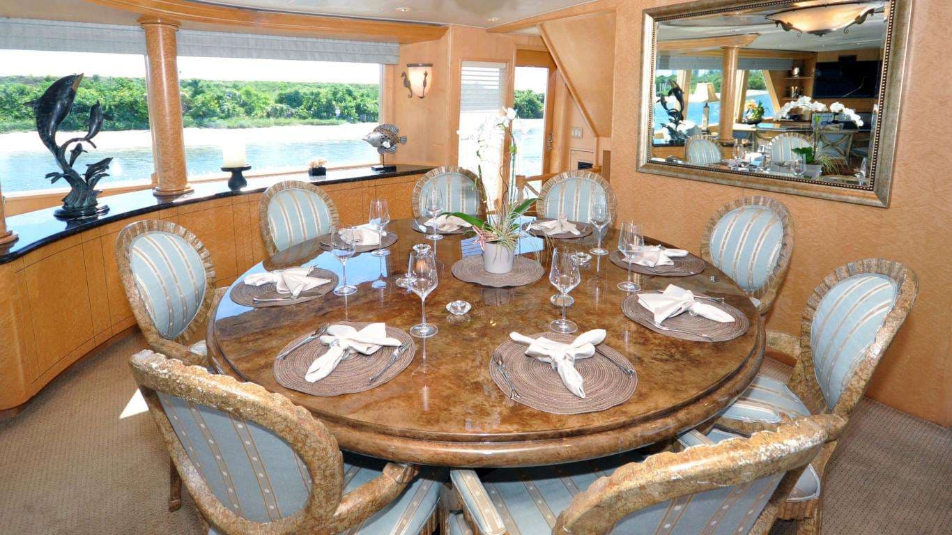 Dining salon