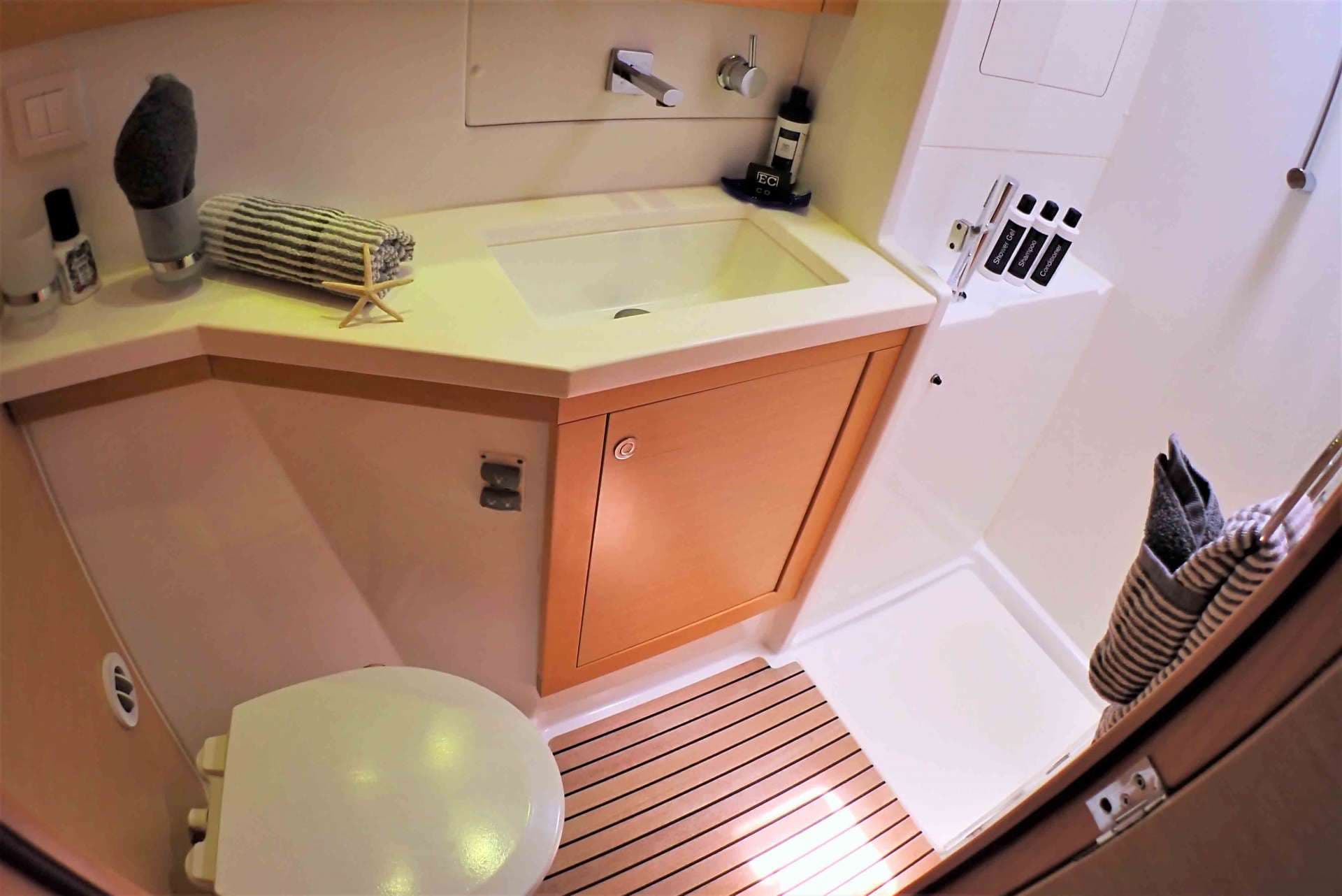 Private guest bath