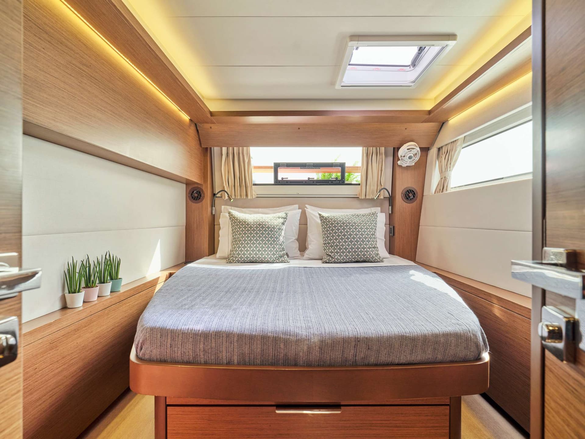 Guest cabin