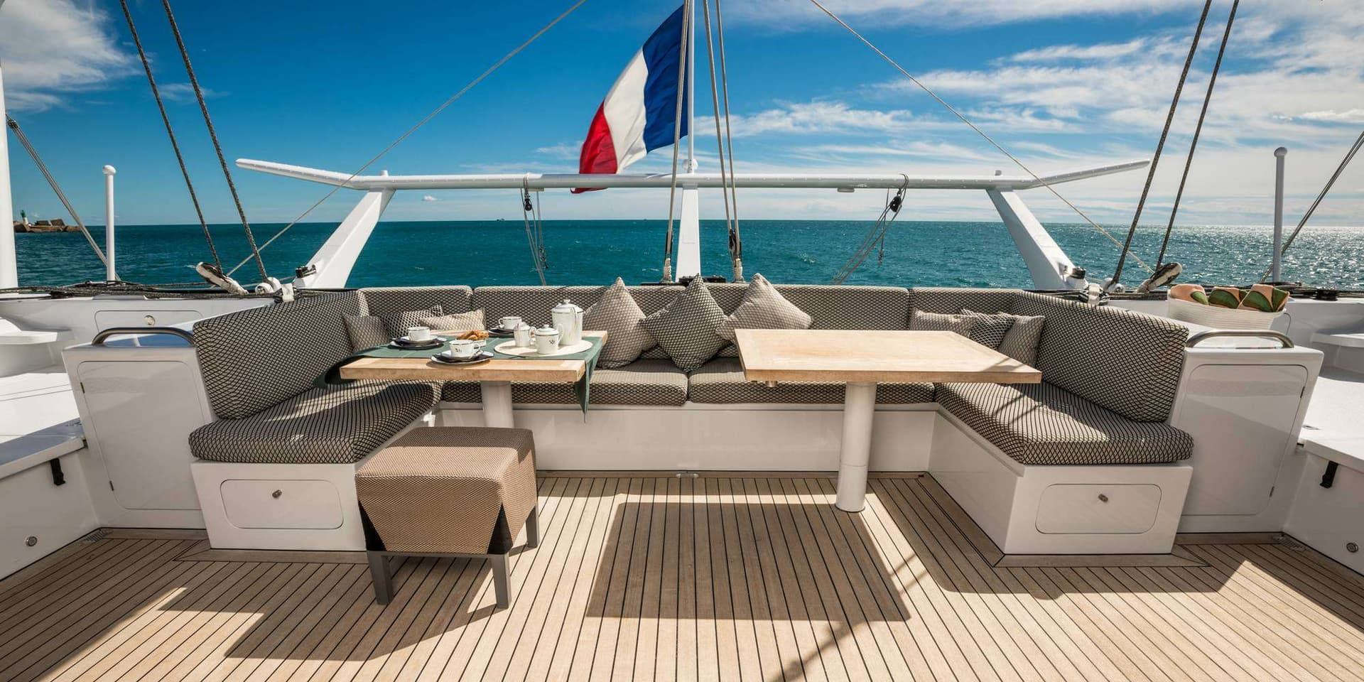 MAGIC CAT - Aft Deck