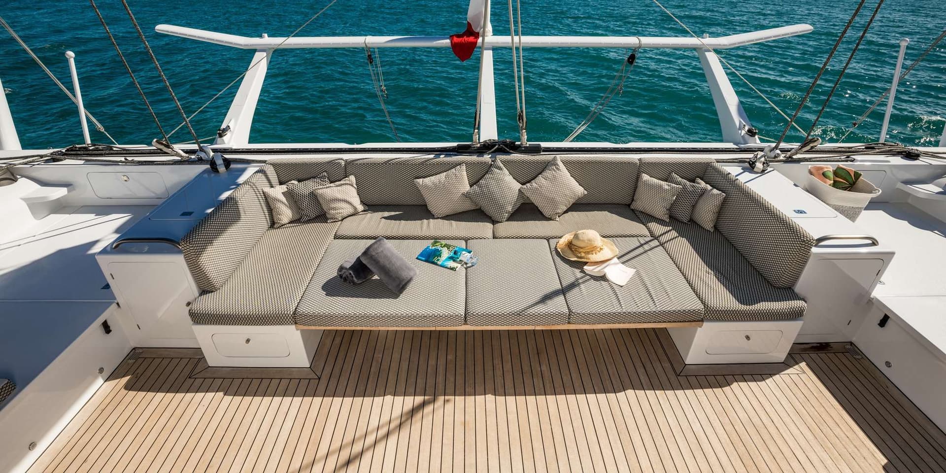 MAGIC CAT - Aft Deck