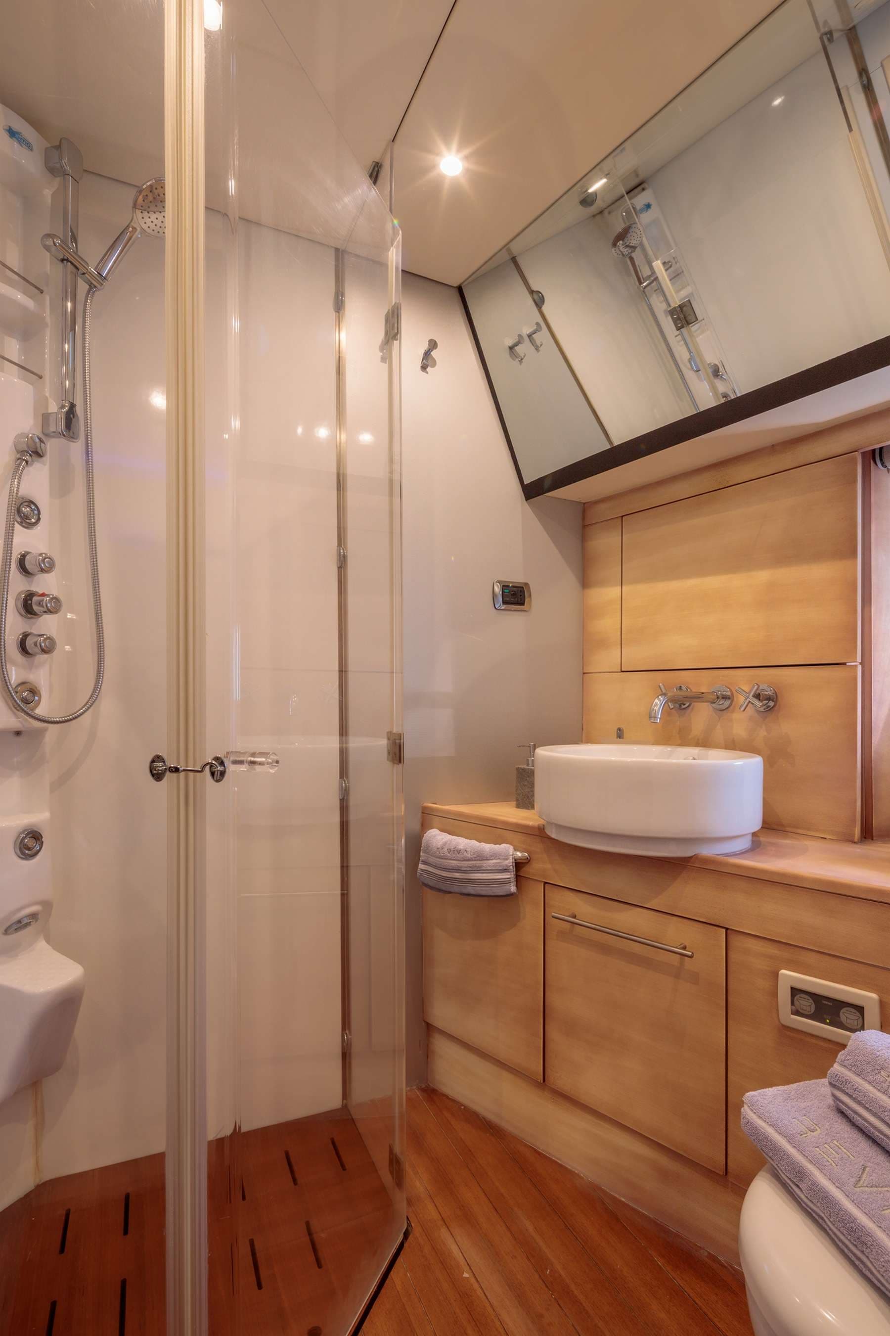 Twin & Up down cabin bathroom