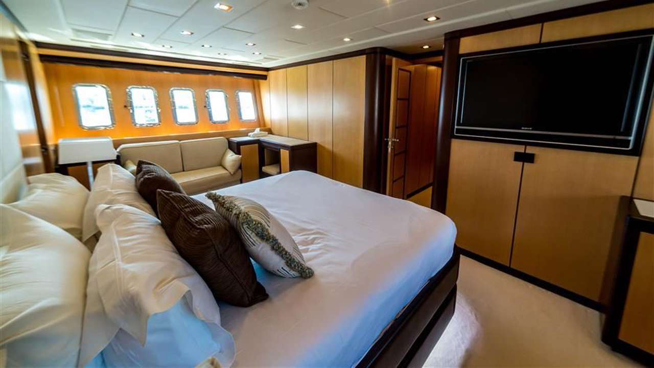 Mangusta 105'