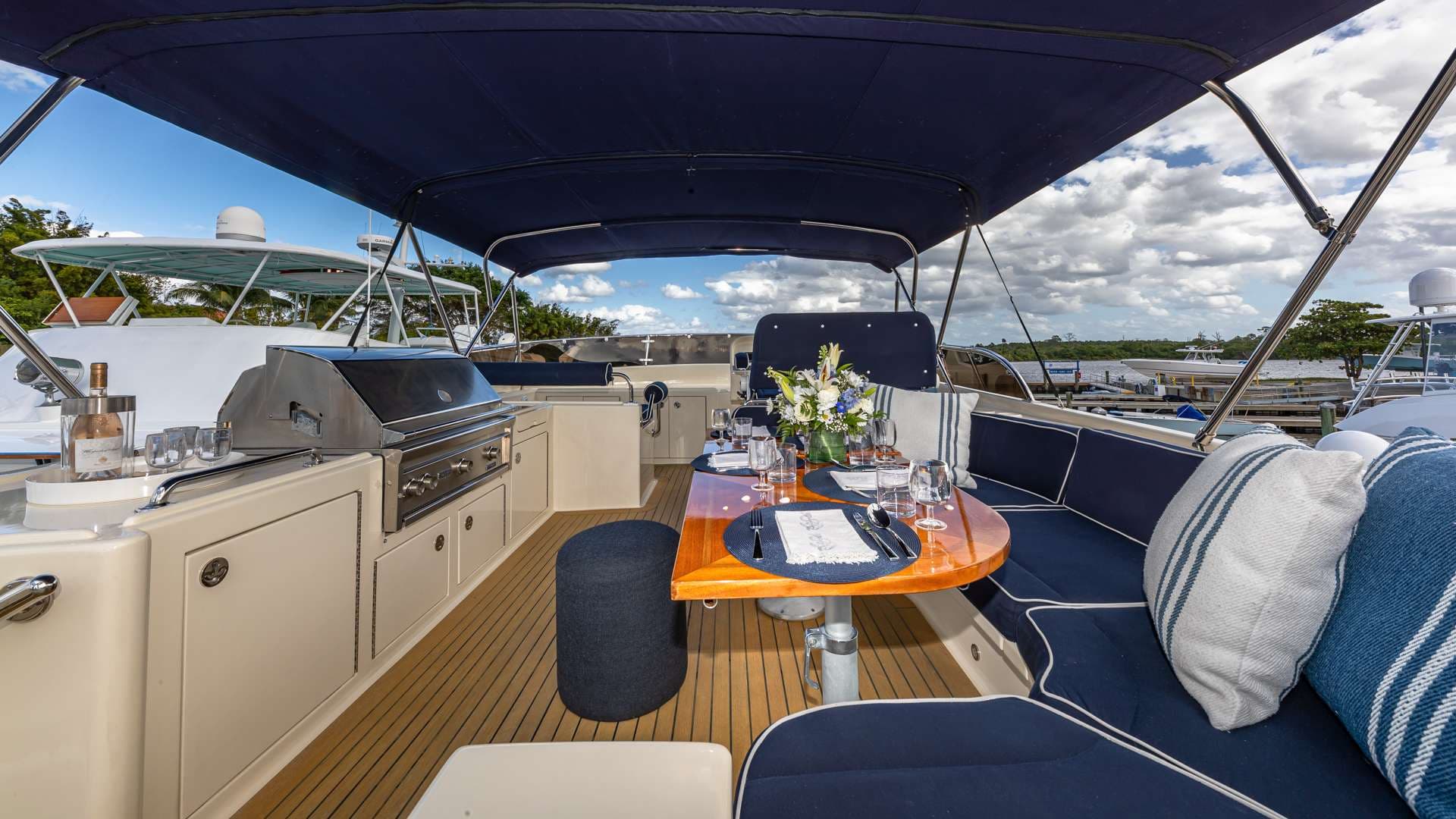 Flybridge Lounge - Cocktail Cruise