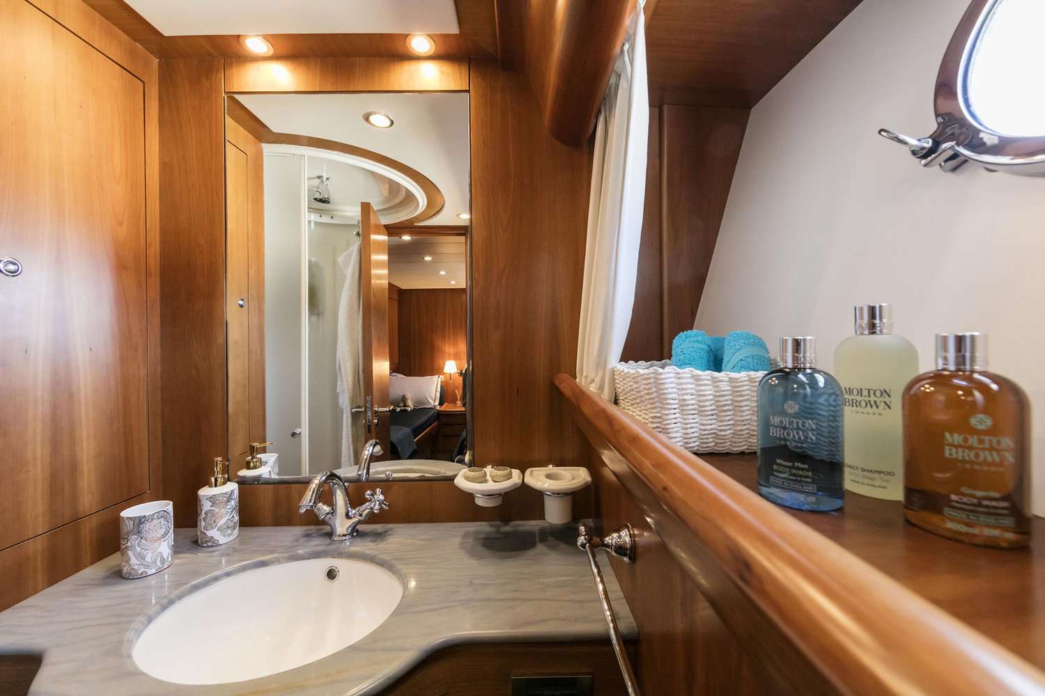 Twin cabin en-suite facilities