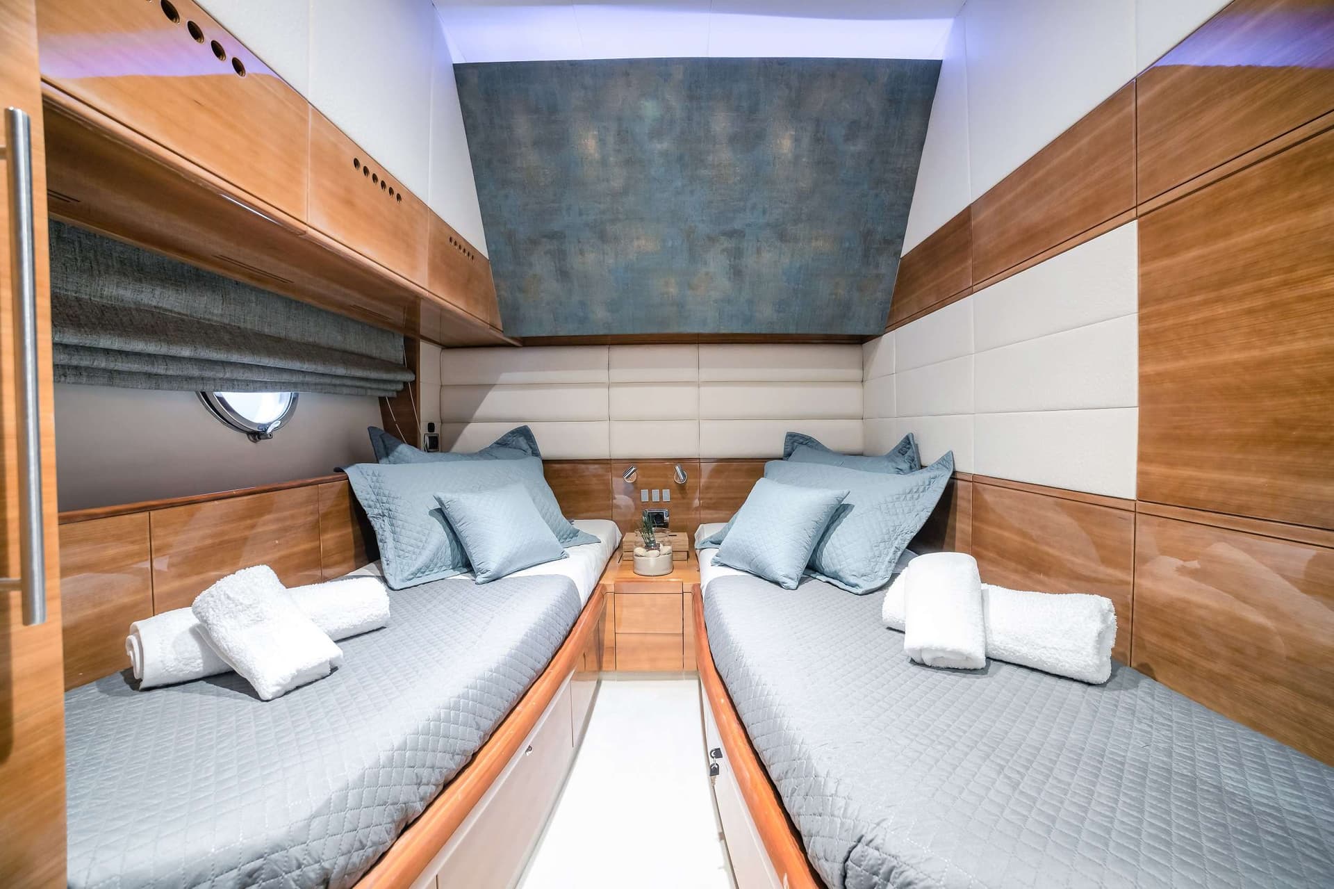 Twin cabin corridor