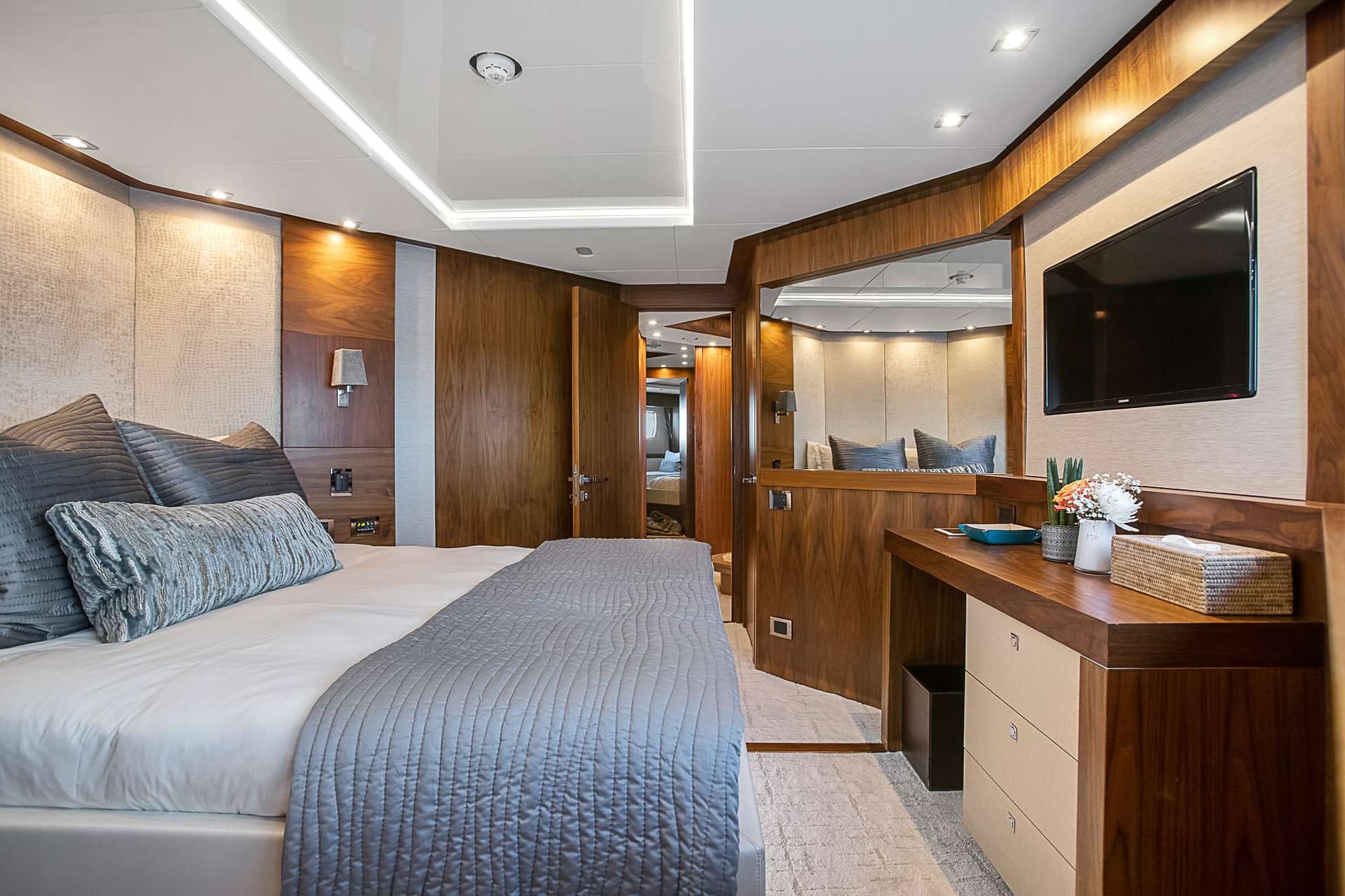Port VIP cabin