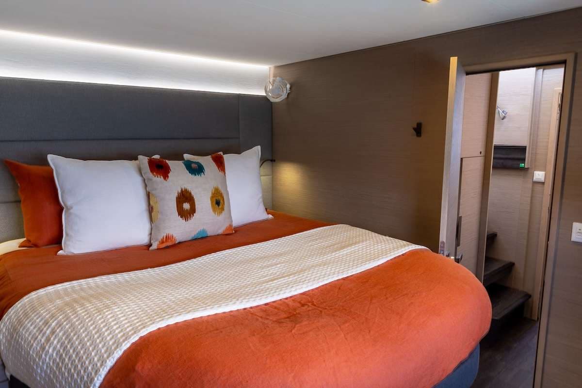 Queen Cabin