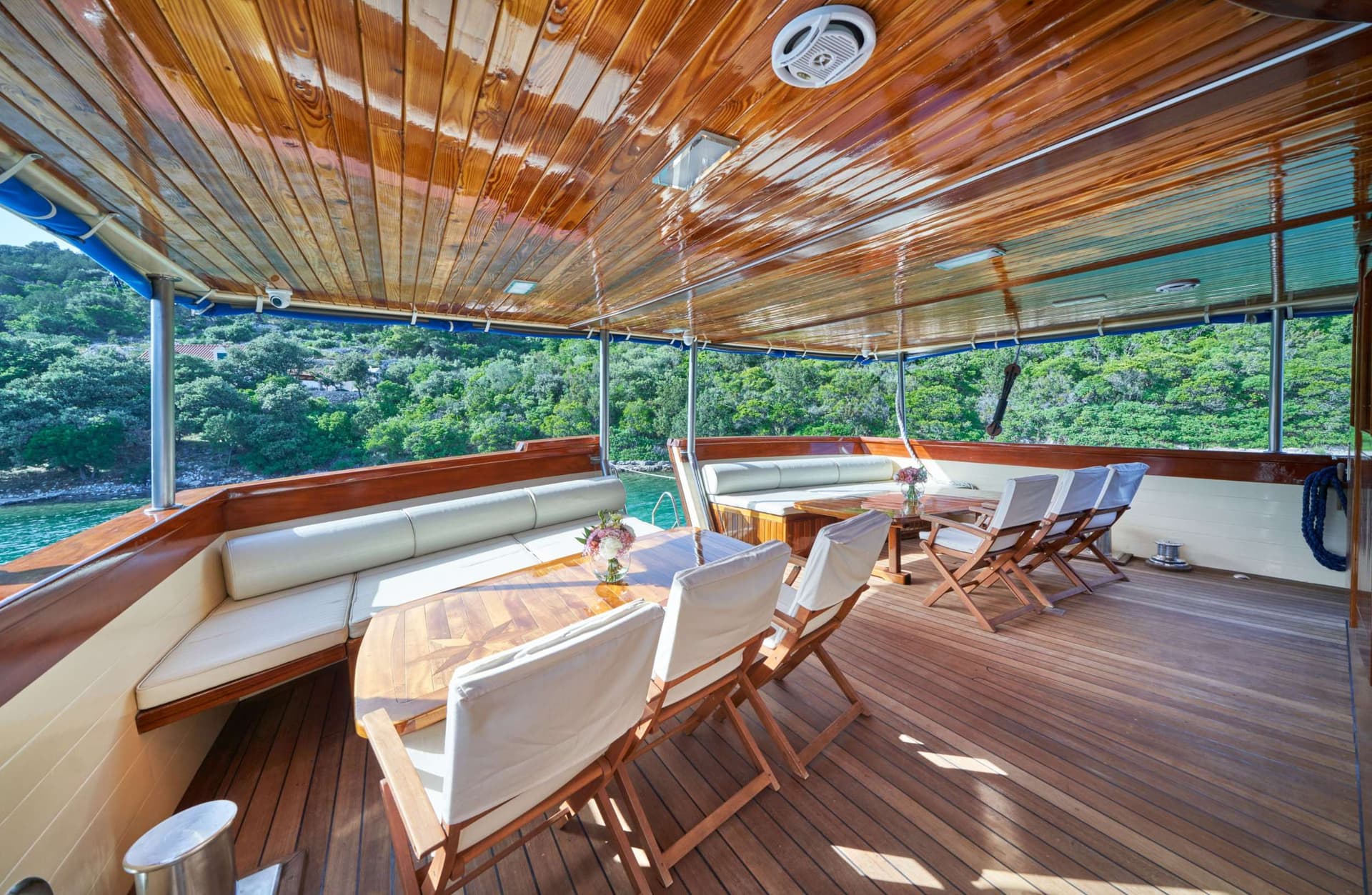 Aft lounge area - main deck