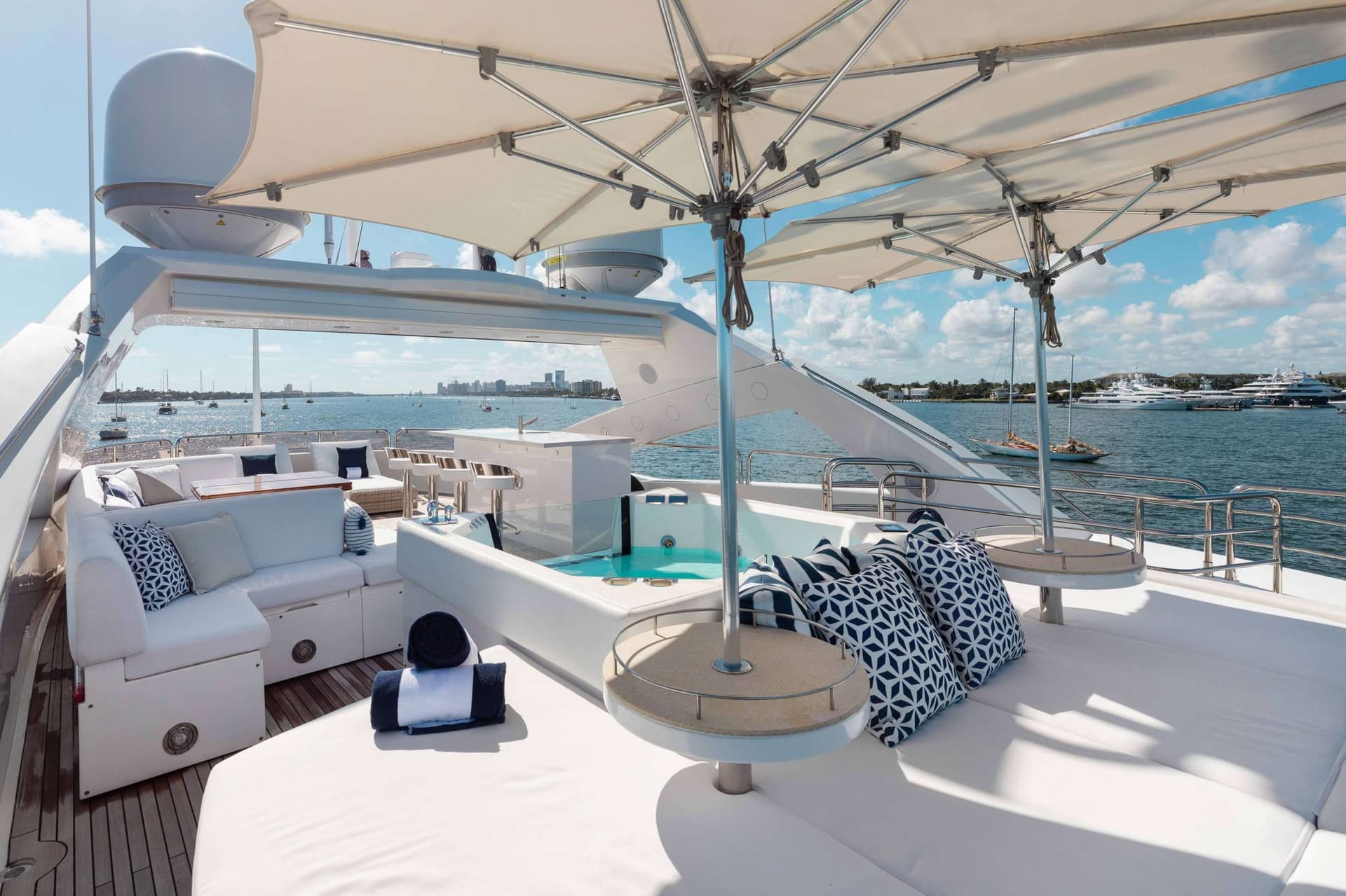 Sundeck feat Jacuzzi, Bar and Sunpads
