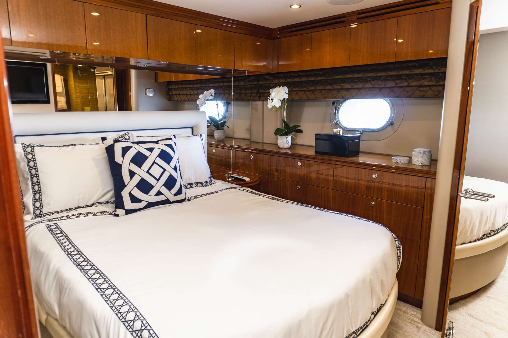 Starboard VIP Queen Stateroom