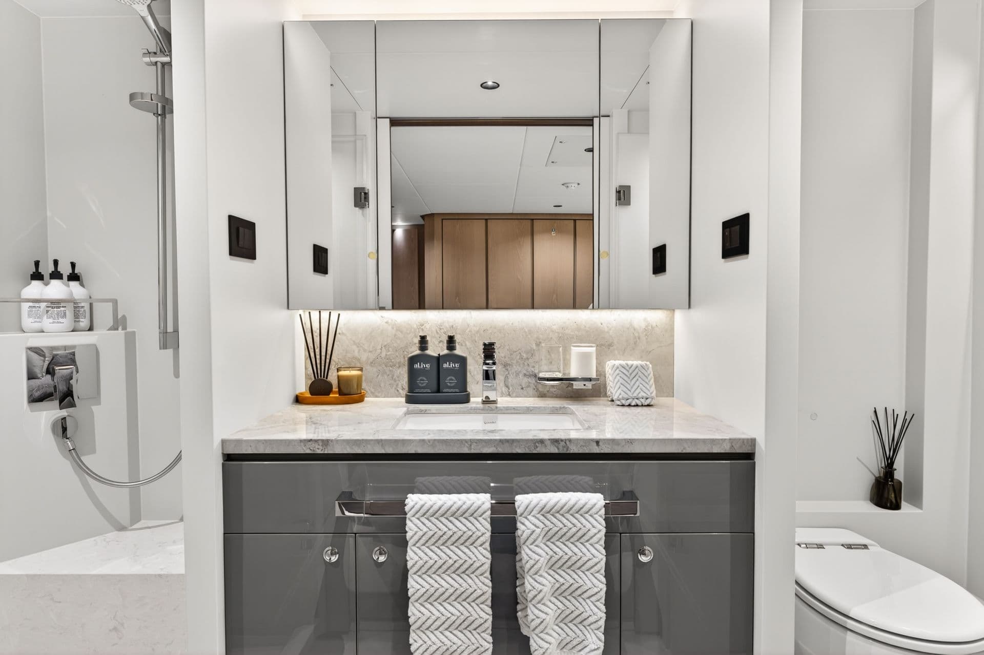 Queen Cabin - Byron Ensuite