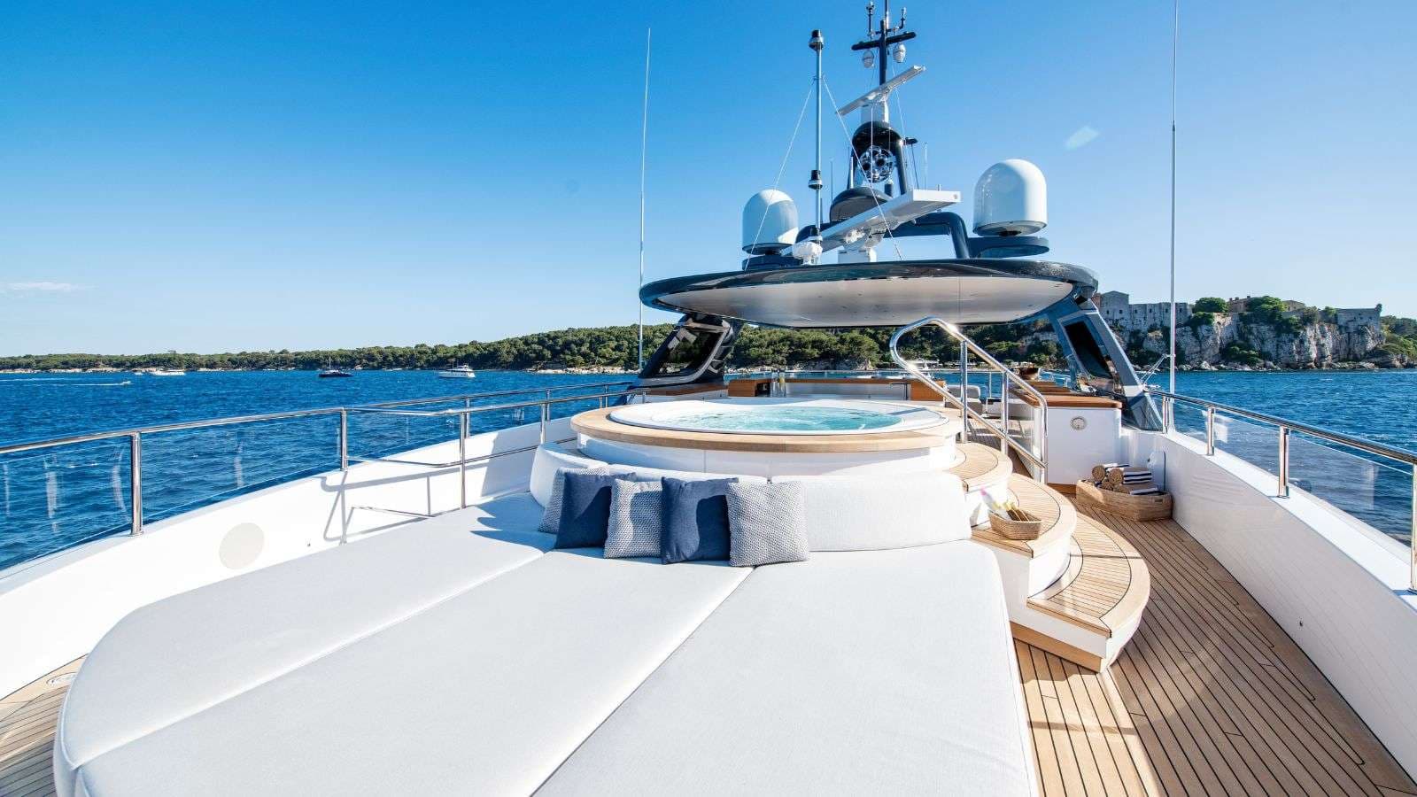 Sundeck Jacuzzi and sunpads