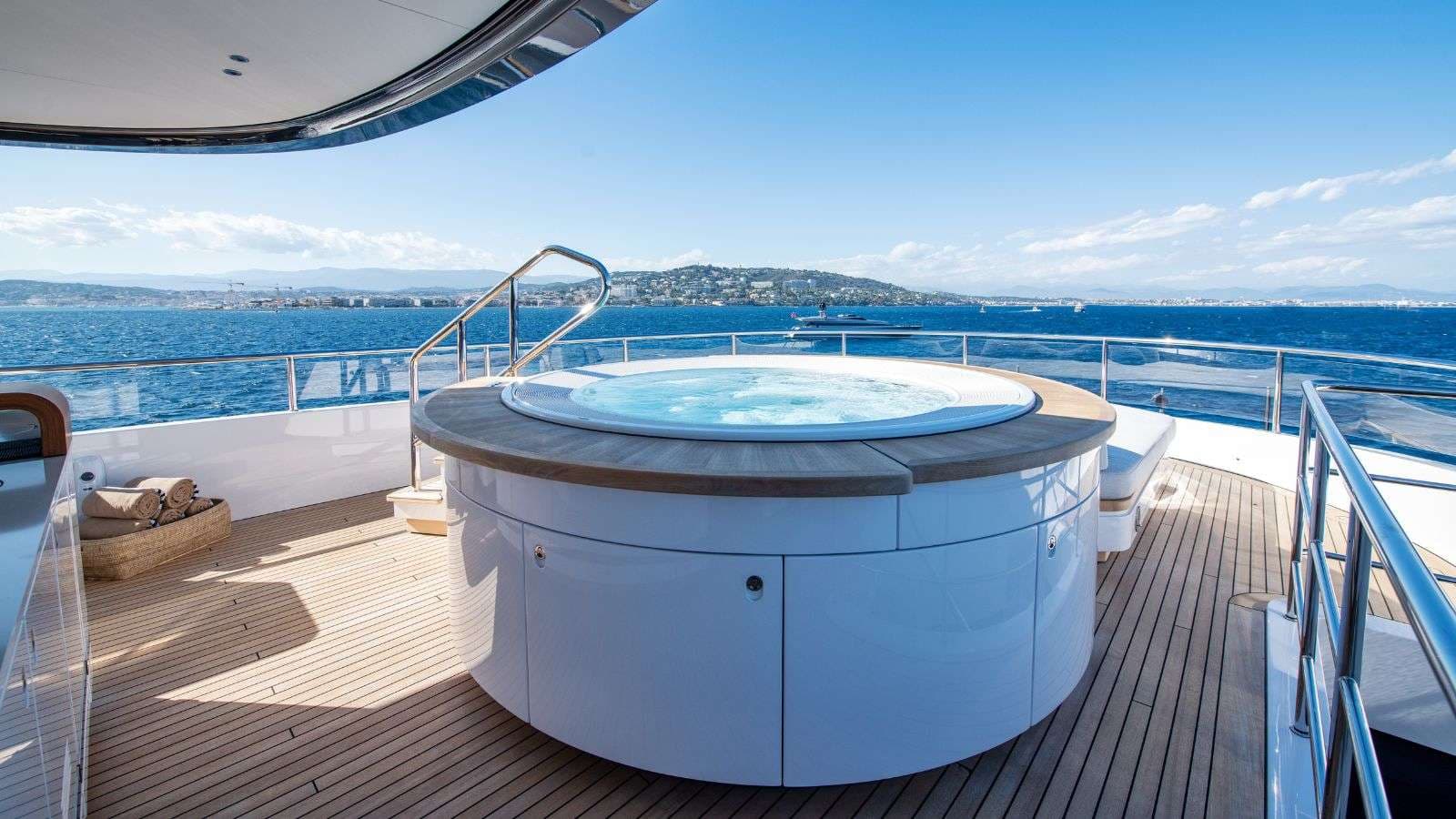 Sundeck Jacuzzi