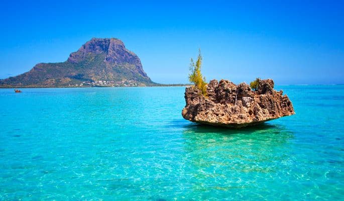 mauritius benitier blue water mountain in distance