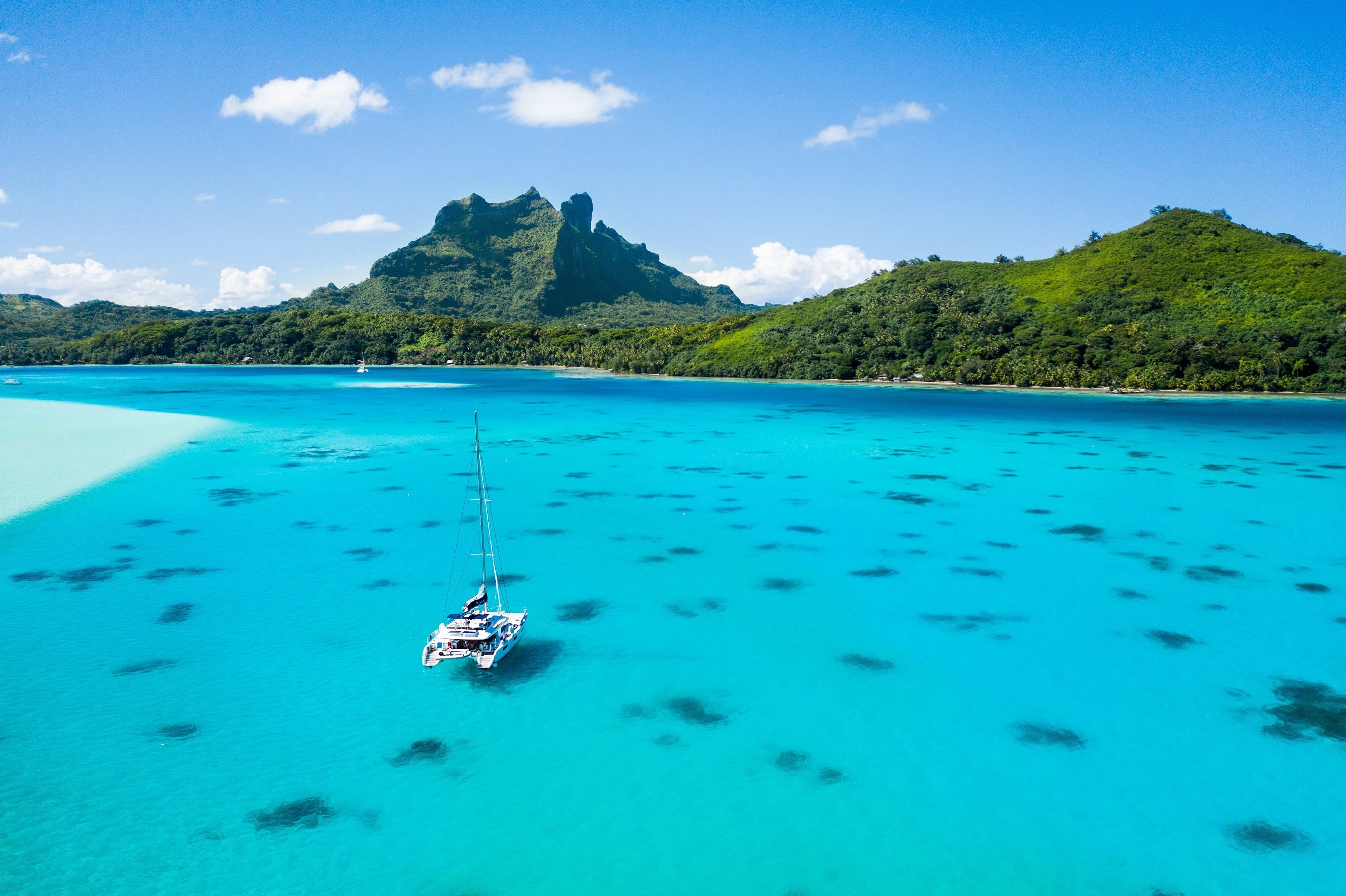 catamaran blue water green mountain lagoon 620 sailing french polynesia