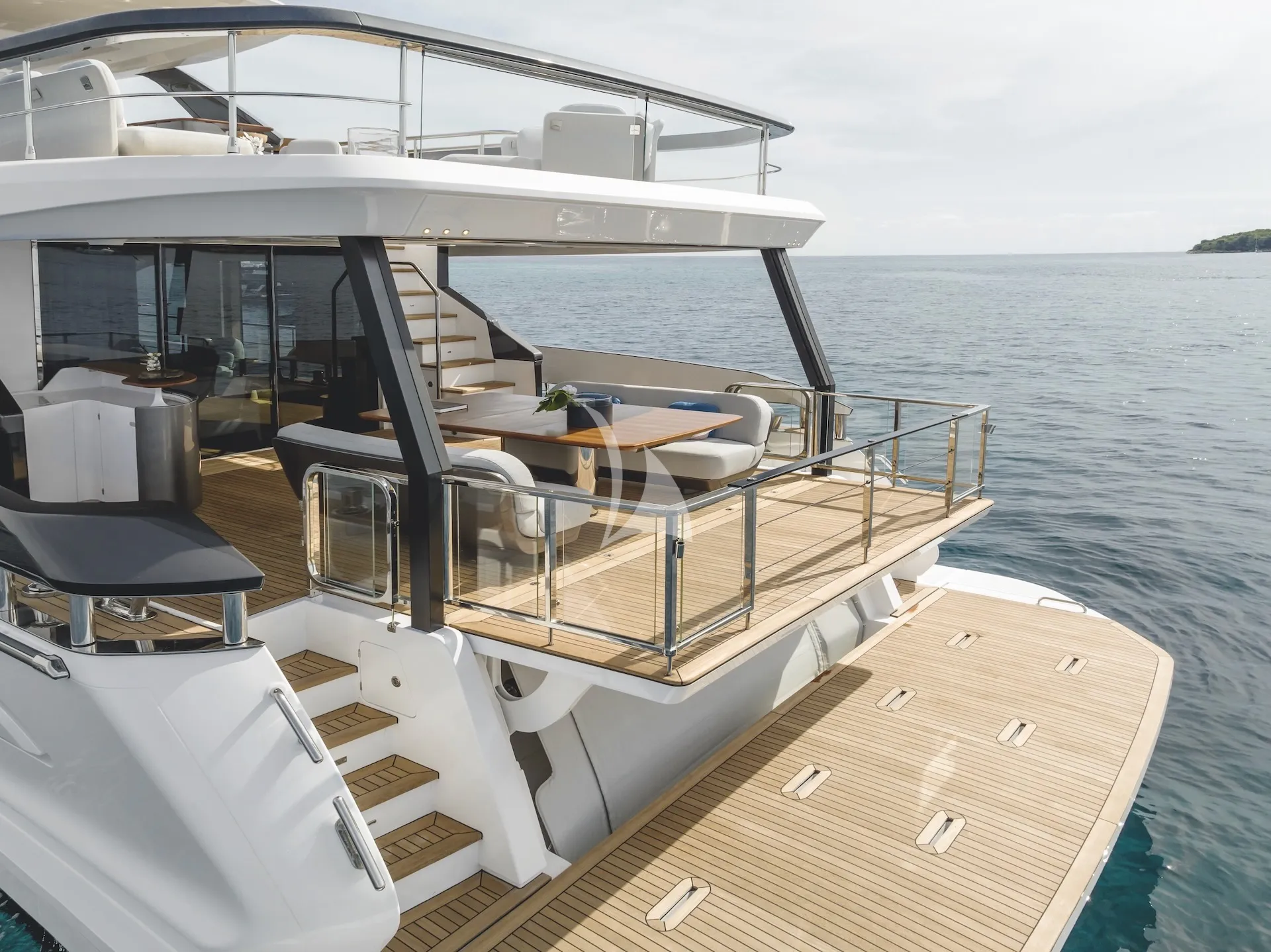 FIRST HORIZON – Exterior