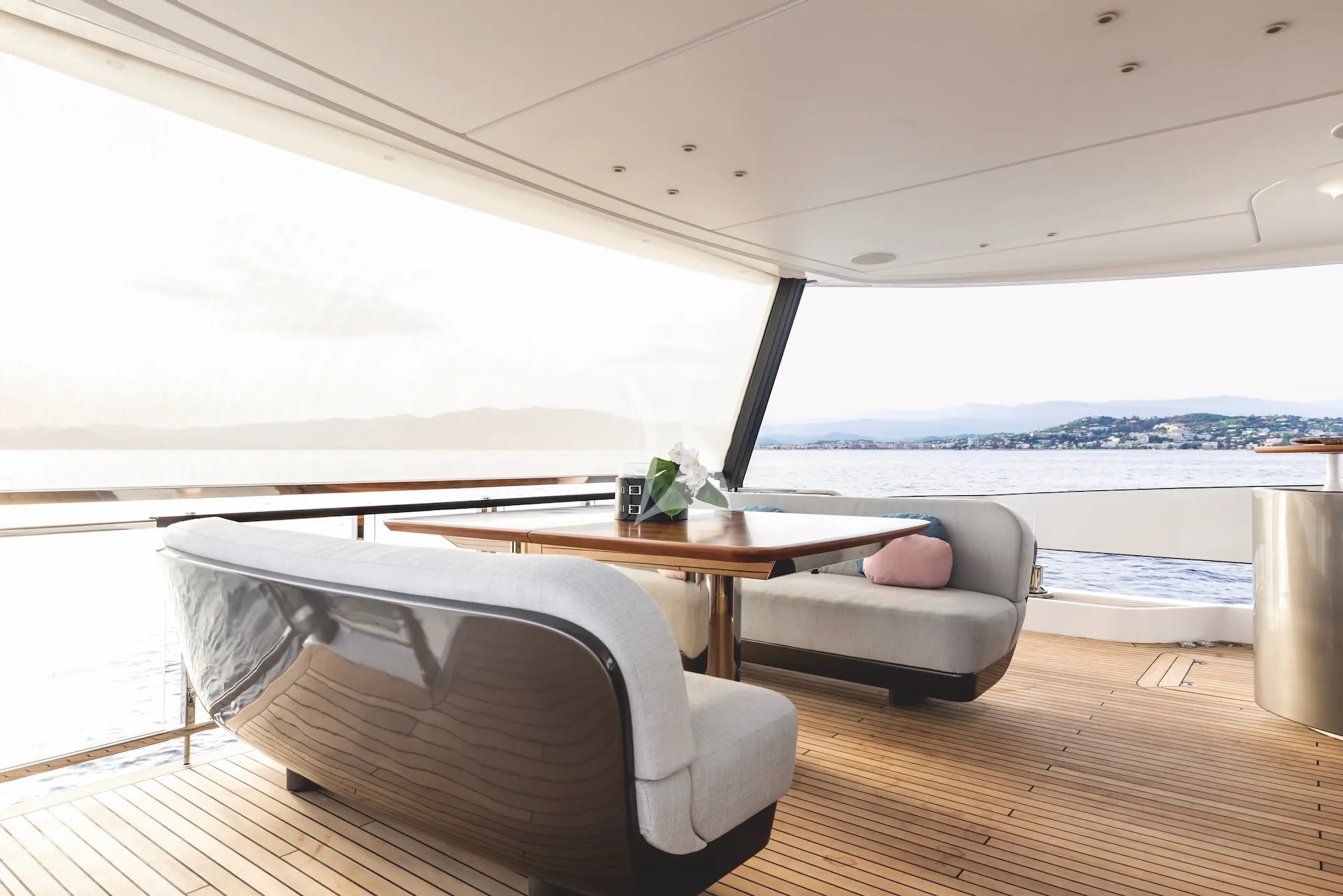 FIRST HORIZON – Exterior