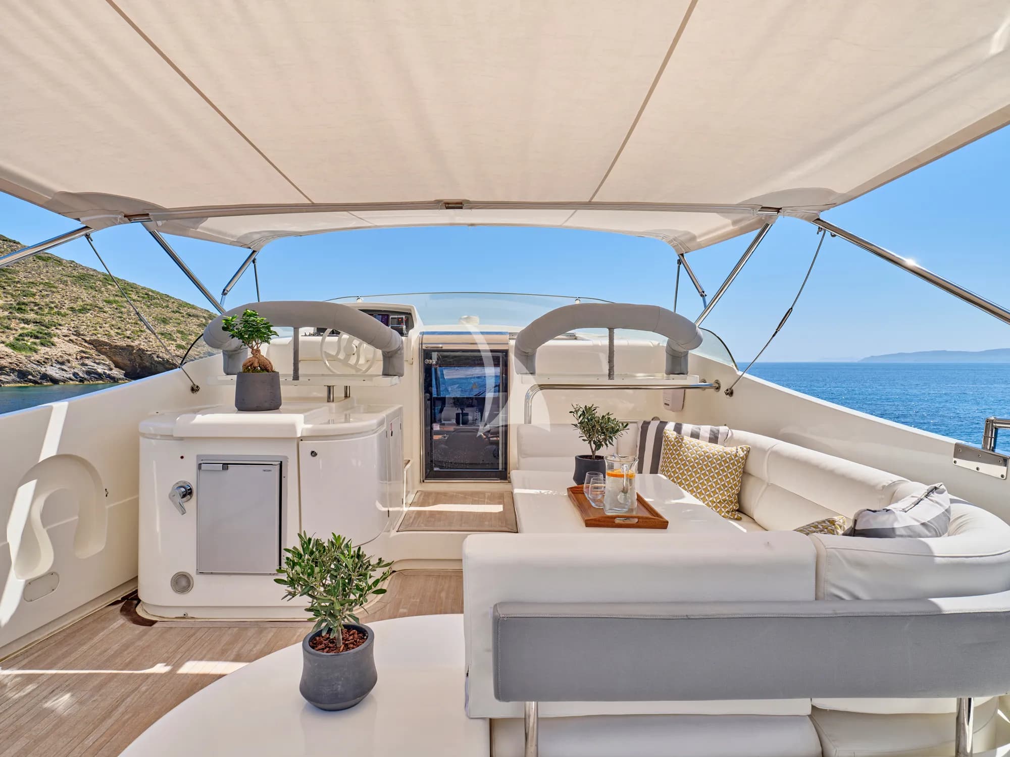 APEΙRON BLUE – Exterior