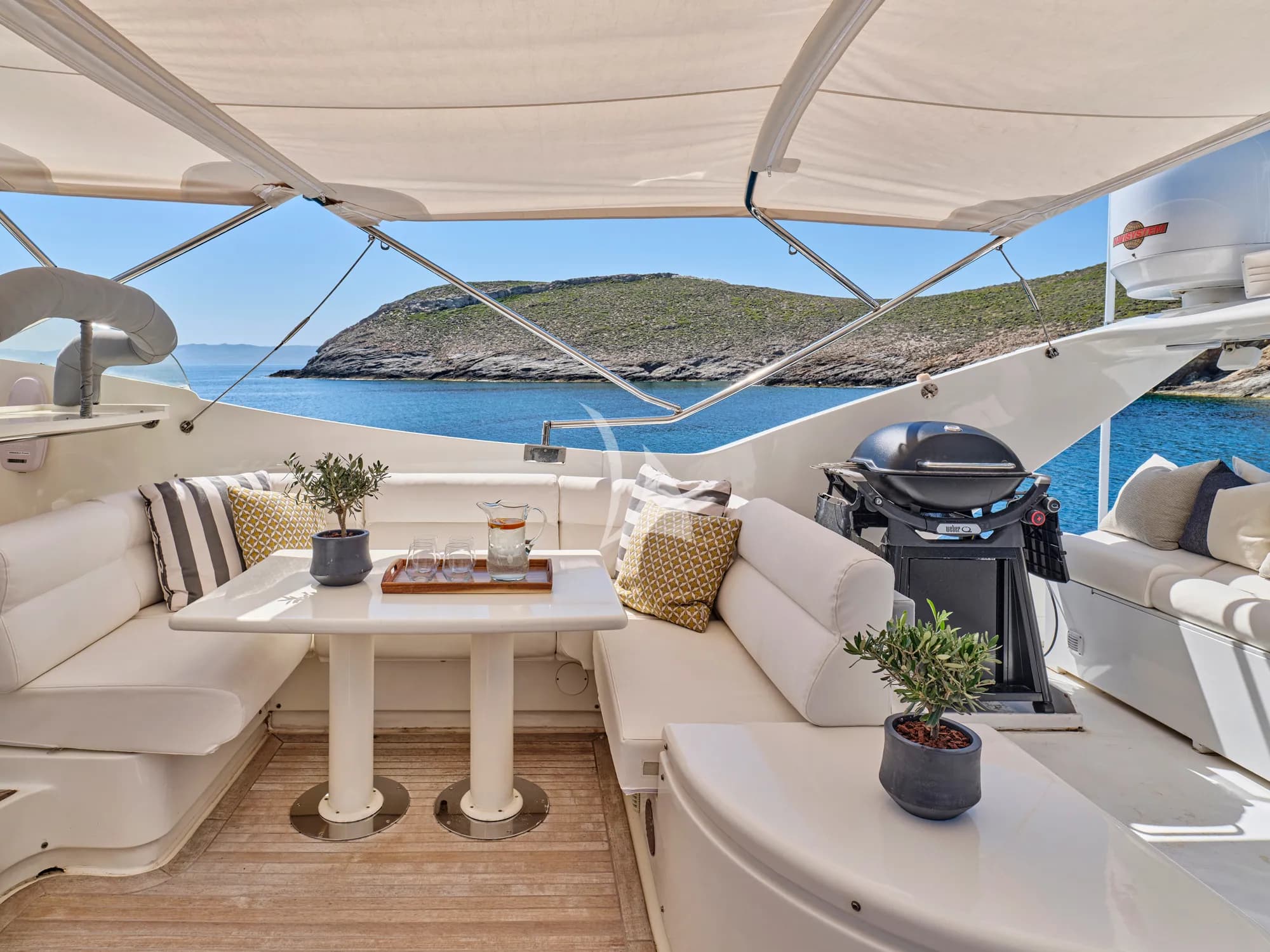 APEΙRON BLUE – Exterior