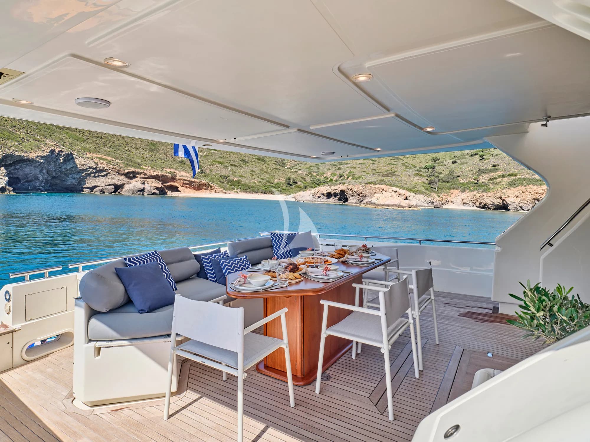APEΙRON BLUE – Exterior