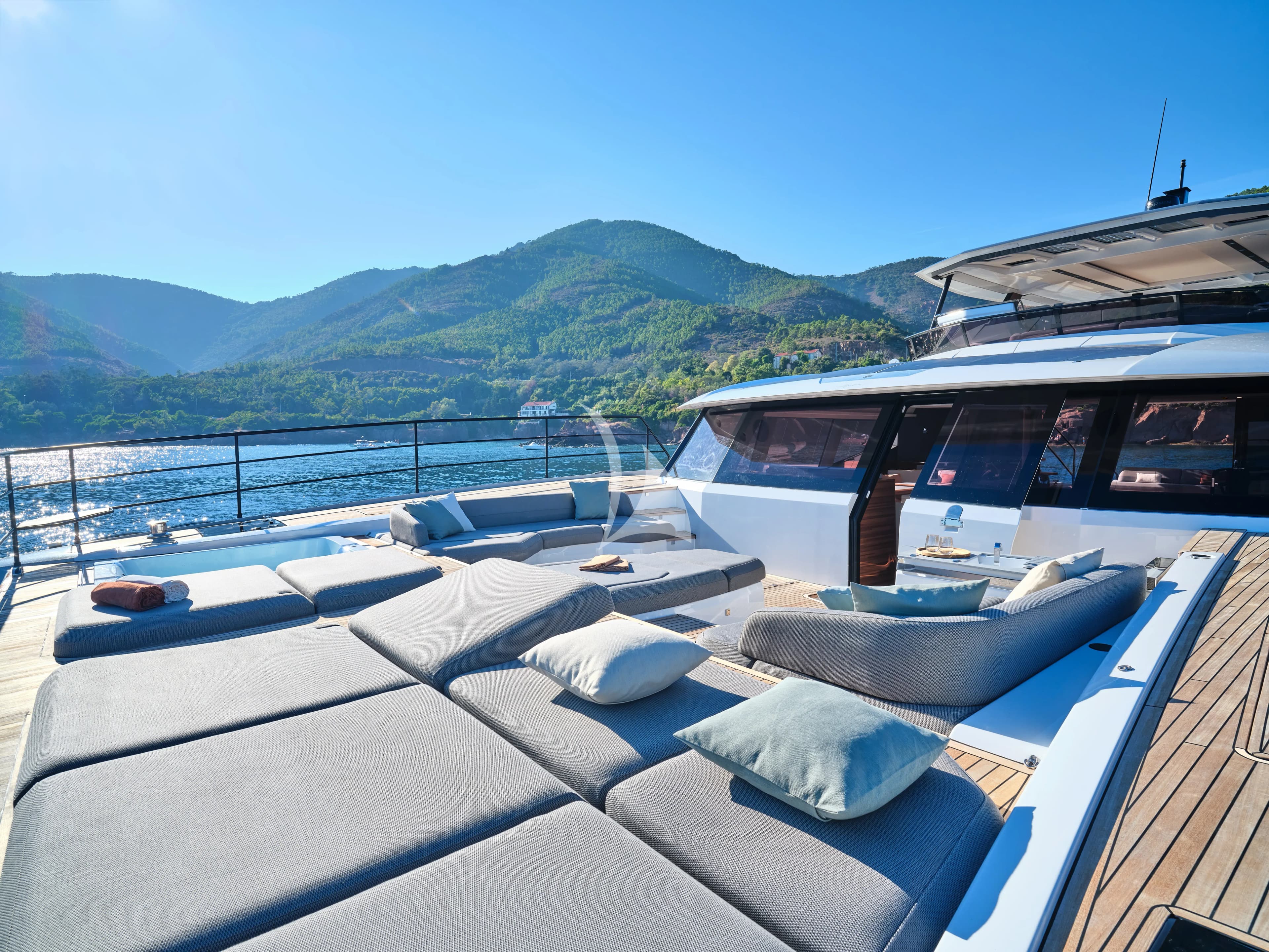 CHRISTAL MIO 80 – Exterior