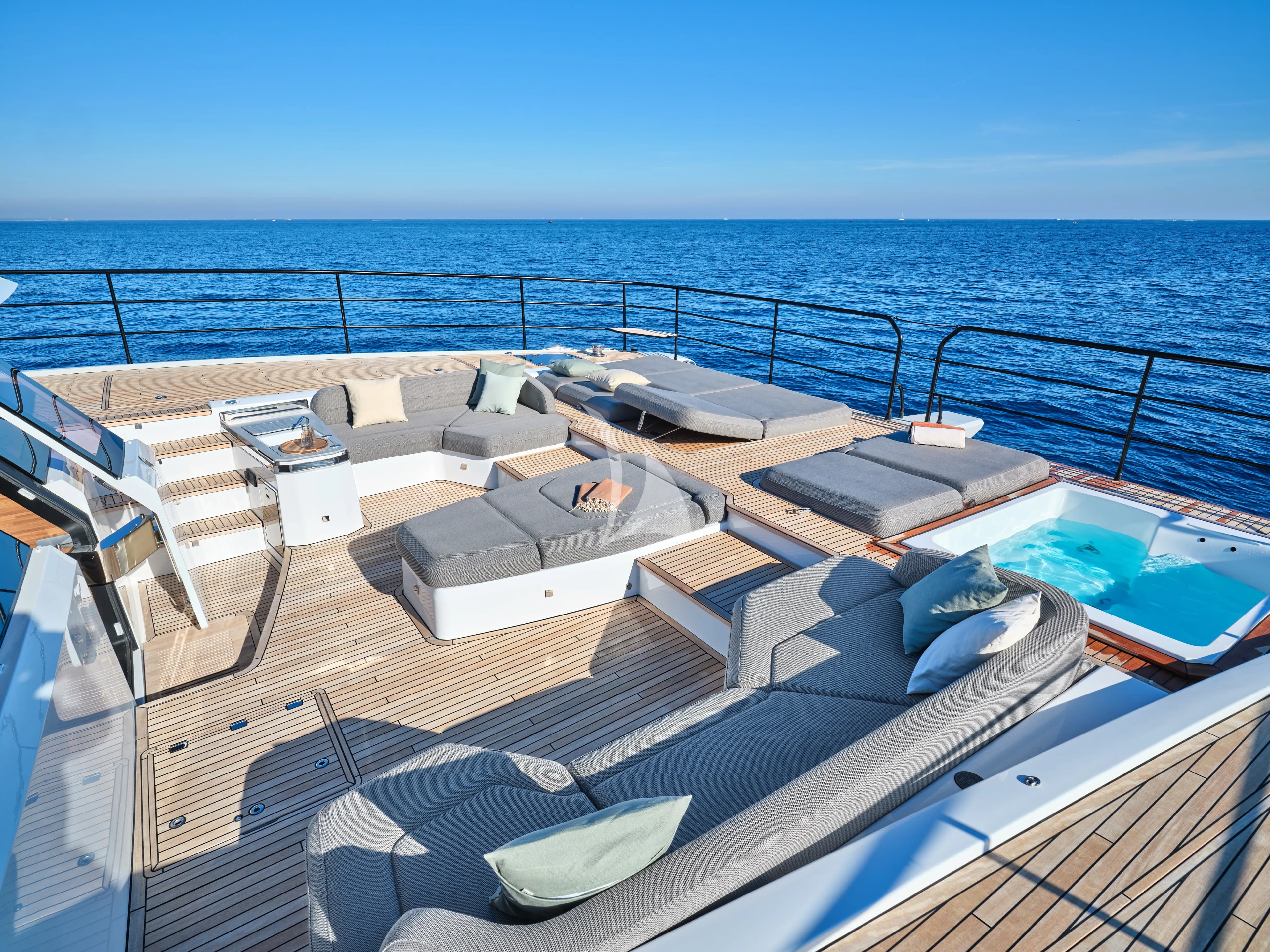 CHRISTAL MIO 80 – Exterior