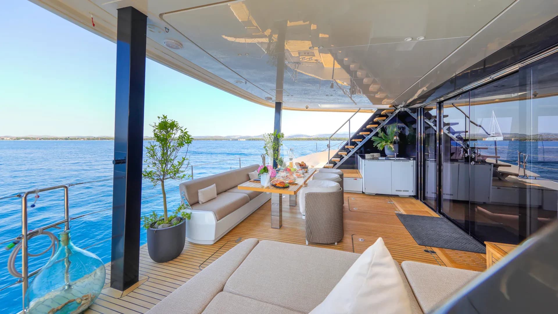 HONEYBIRD – Exterior