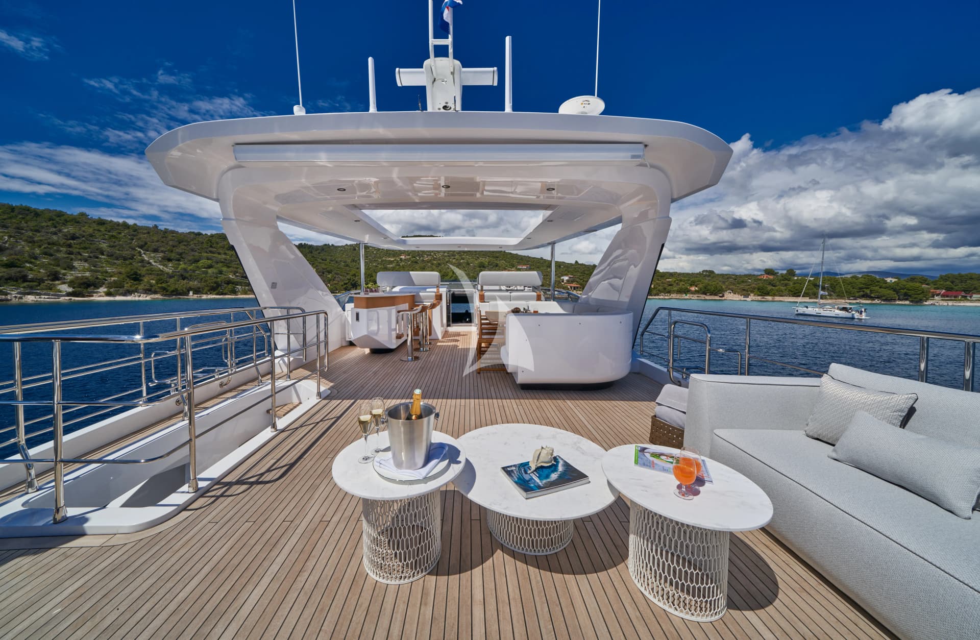 ALUMINIA TOO – Exterior