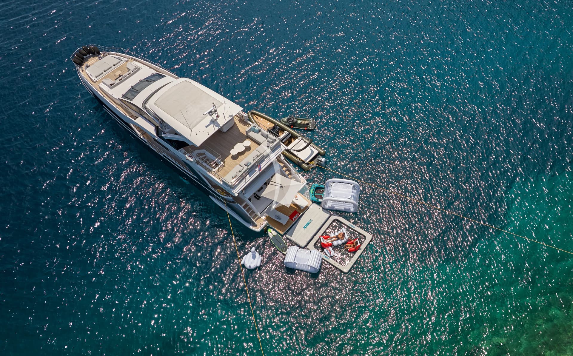 ALUMINIA TOO – Exterior