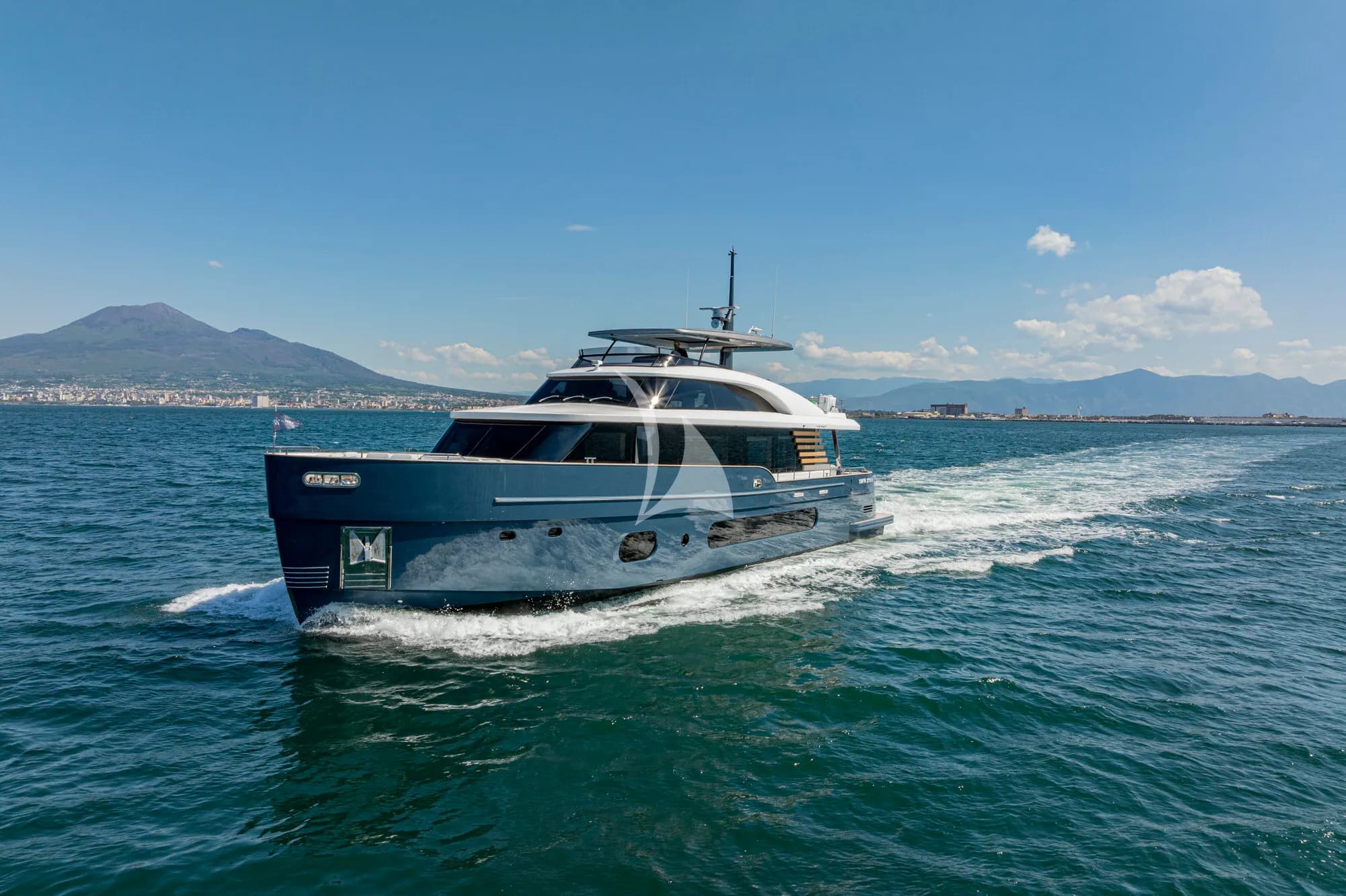 BLUE EYES – Exterior