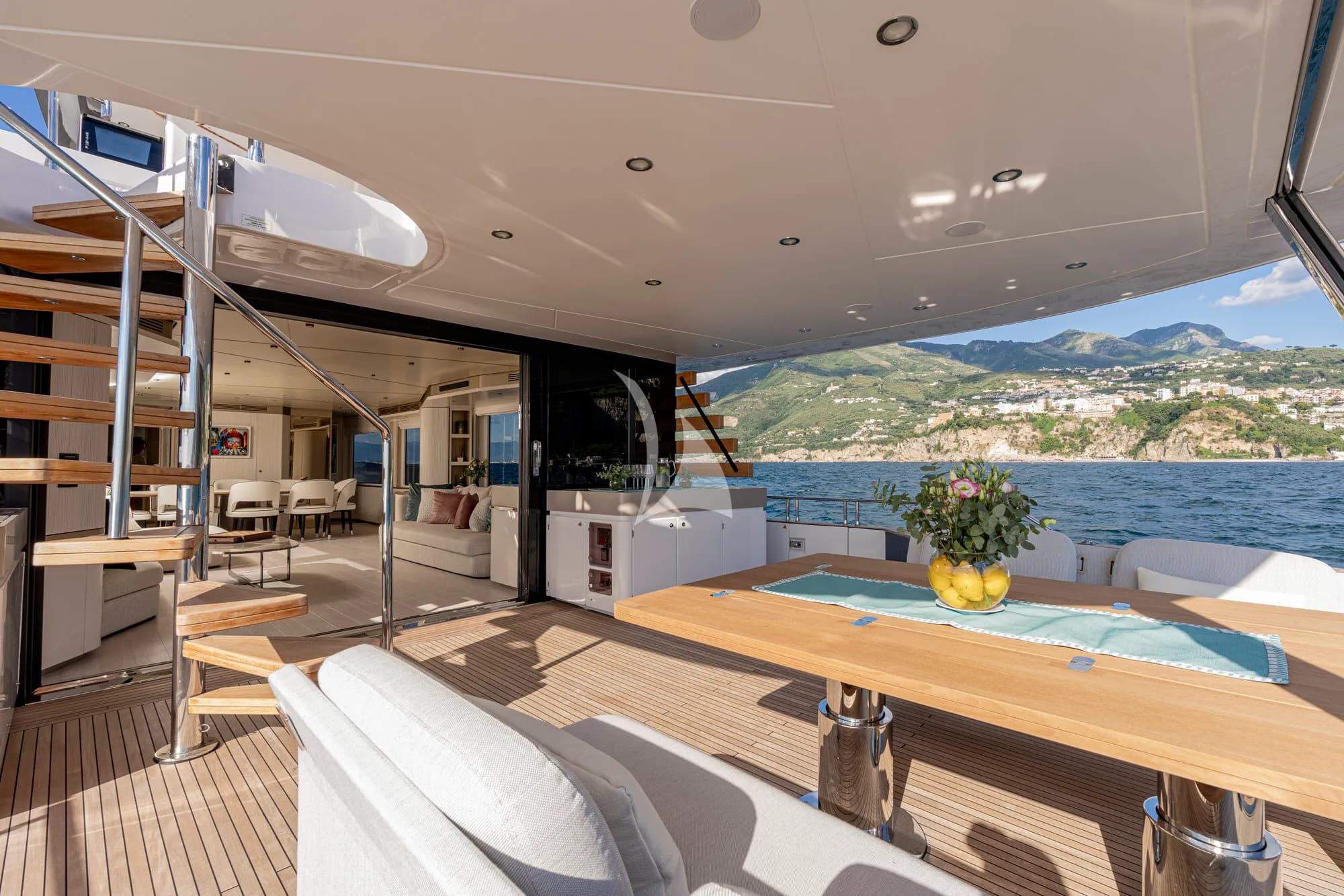BLUE EYES – Exterior