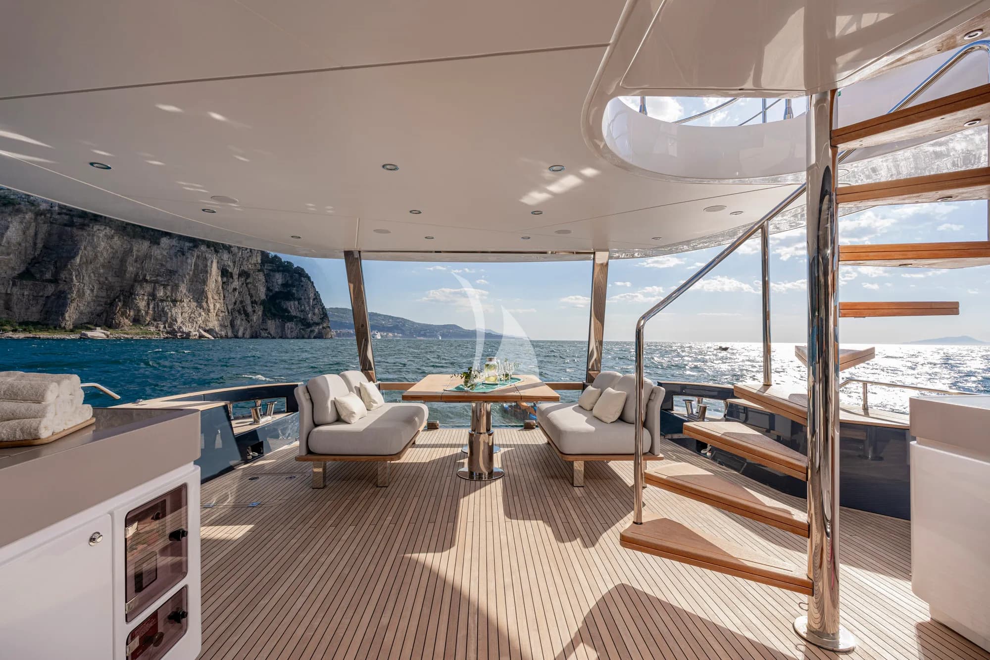 BLUE EYES – Exterior